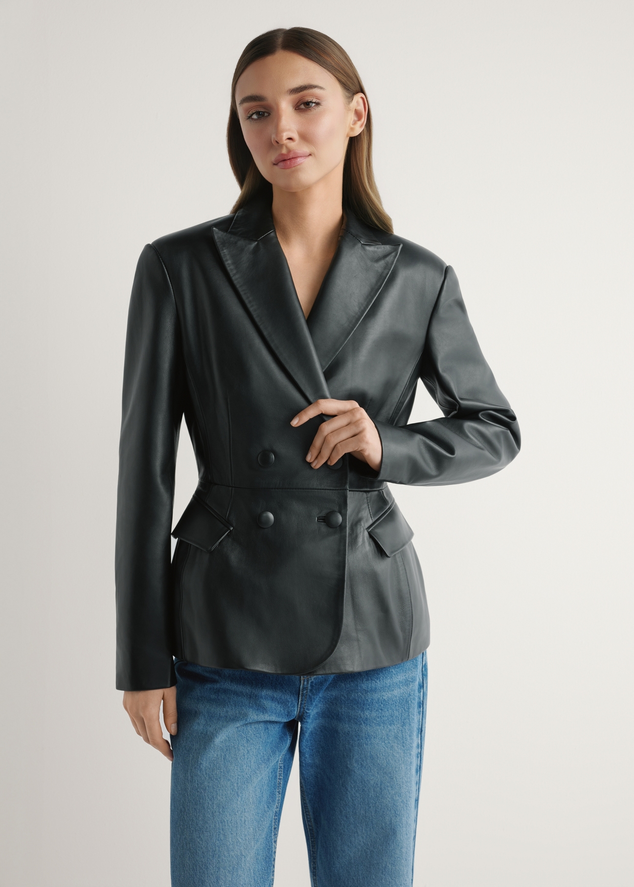 Dámska čierna kožená bunda KURDS-0600-99(W26) - pohľad spredu na produkt, na modeli, na svetlom pozadí.