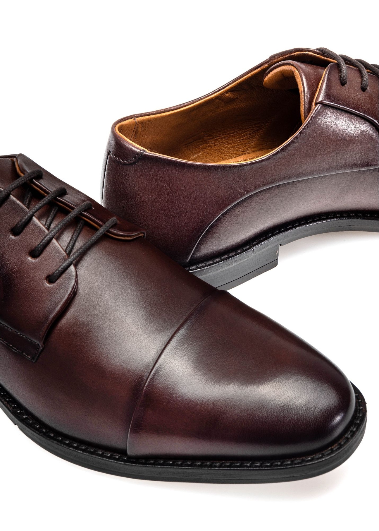 Pánske hnedé kožené topánky BUTYM-0483-1I(W26), detail produktu na bielom pozadí.