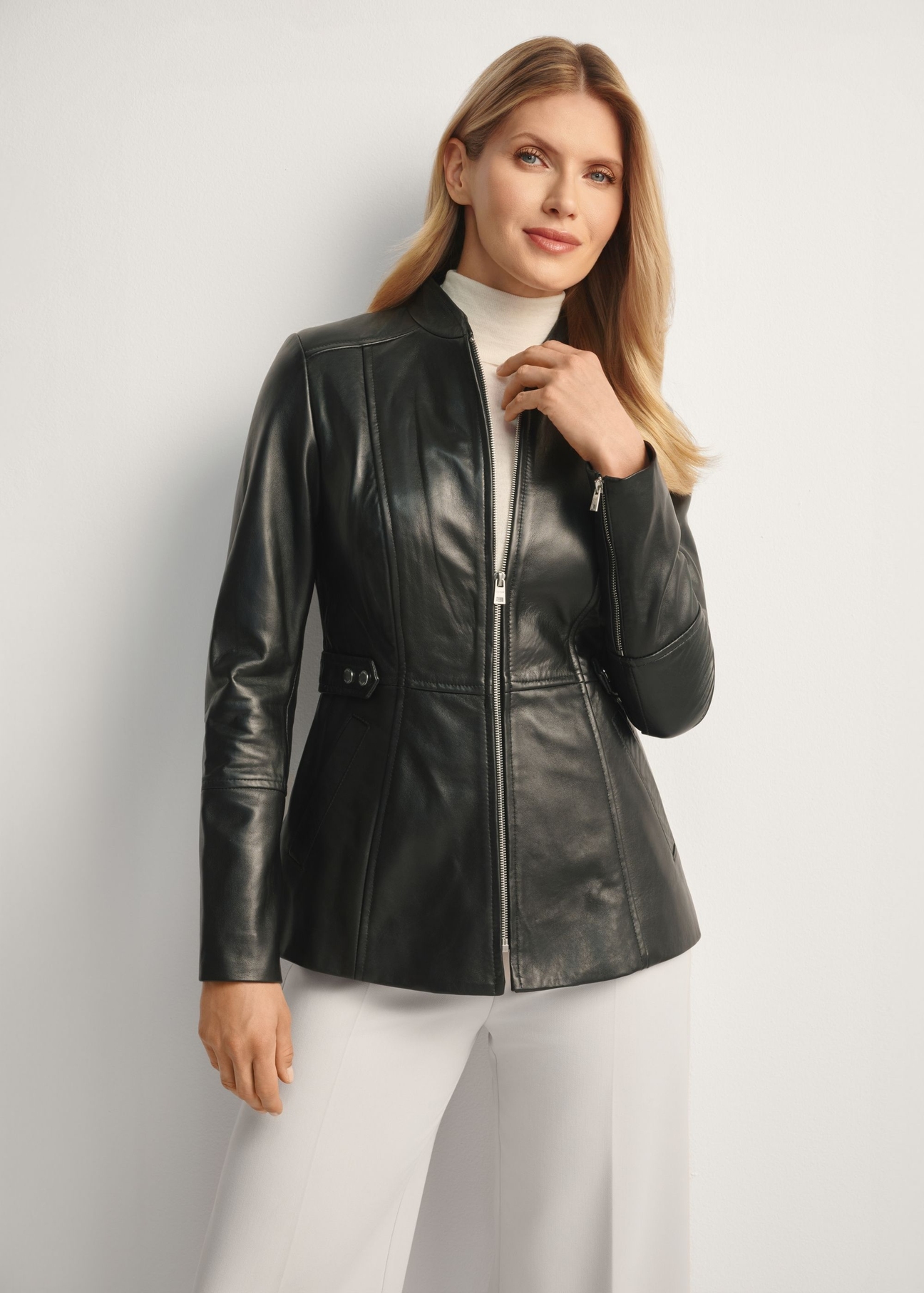 Dámska priliehavá kožená bunda KURDS-0424-99(KS), pohľad spredu na výrobok na modelke. Viditeľná polovica siluety.