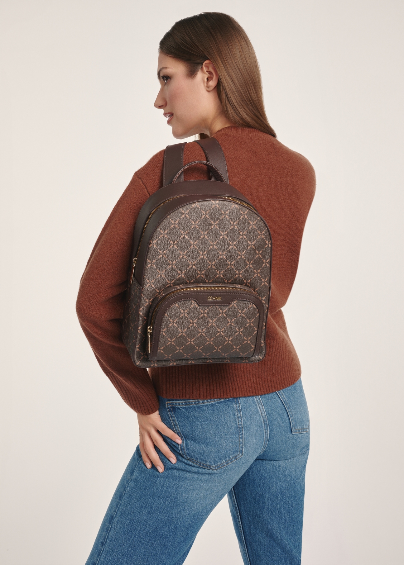 Dámsky batoh s monogramom TOREC-0980A-89(Z25), pohľad spredu na produkt na modelke, viditeľná polovica siluety.
