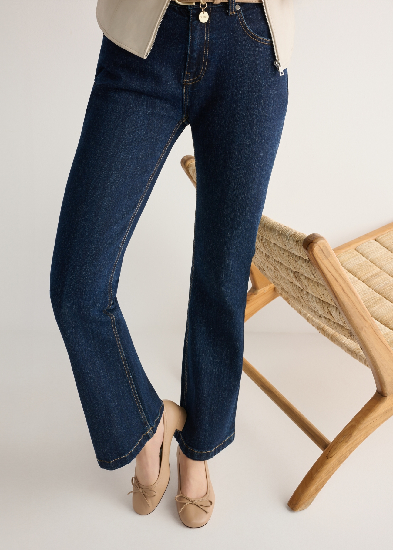 Dámske kožené lodičky béžovej farby BUTYD-1239-1B(W26), pohľad spredu na produkt na nohách modelky, na svetlom pozadí.