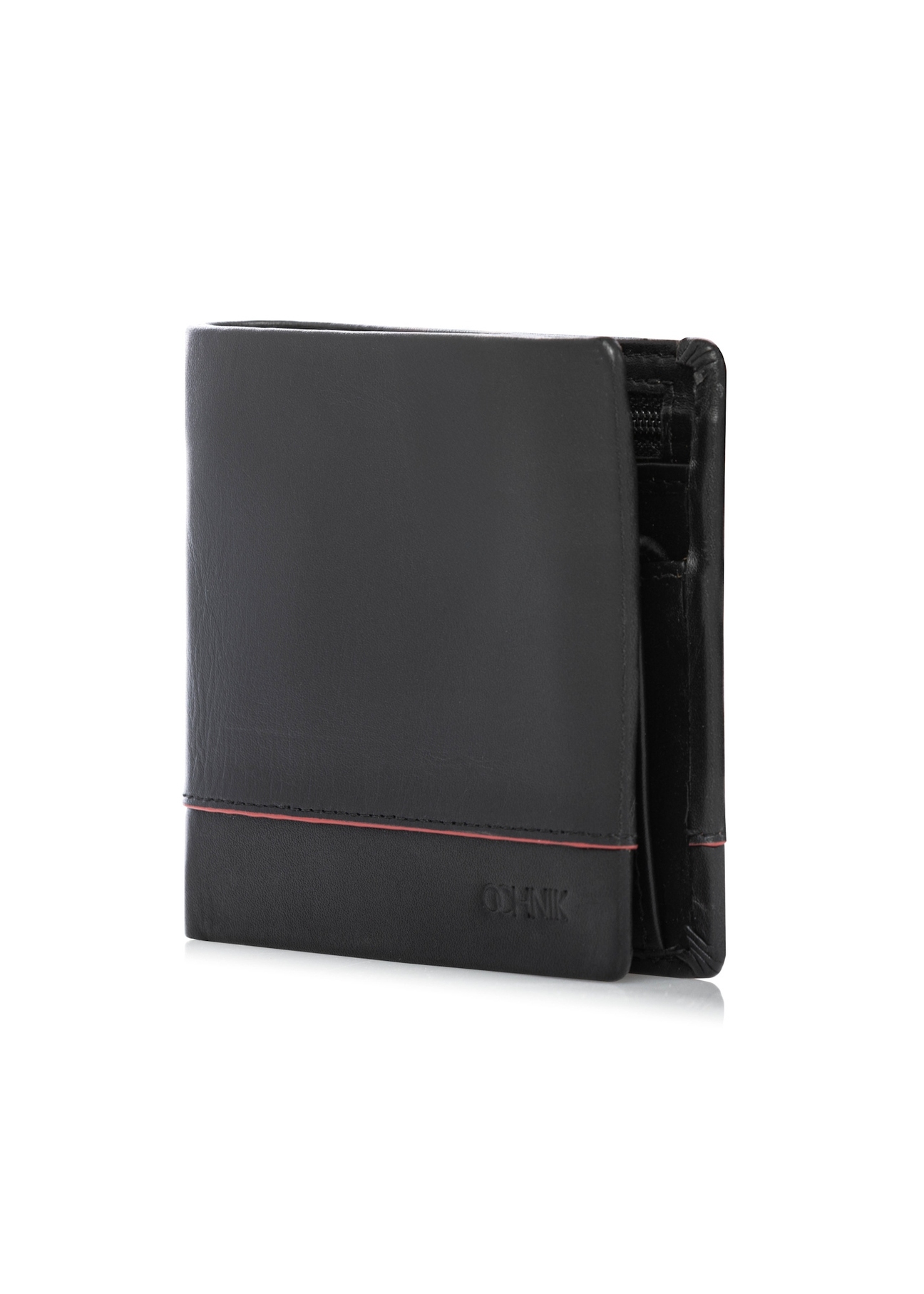 Čierna malá kožená pánska peňaženka PORMS-0696-9J(W26), diagonálny pohľad na produkt na bielom pozadí.