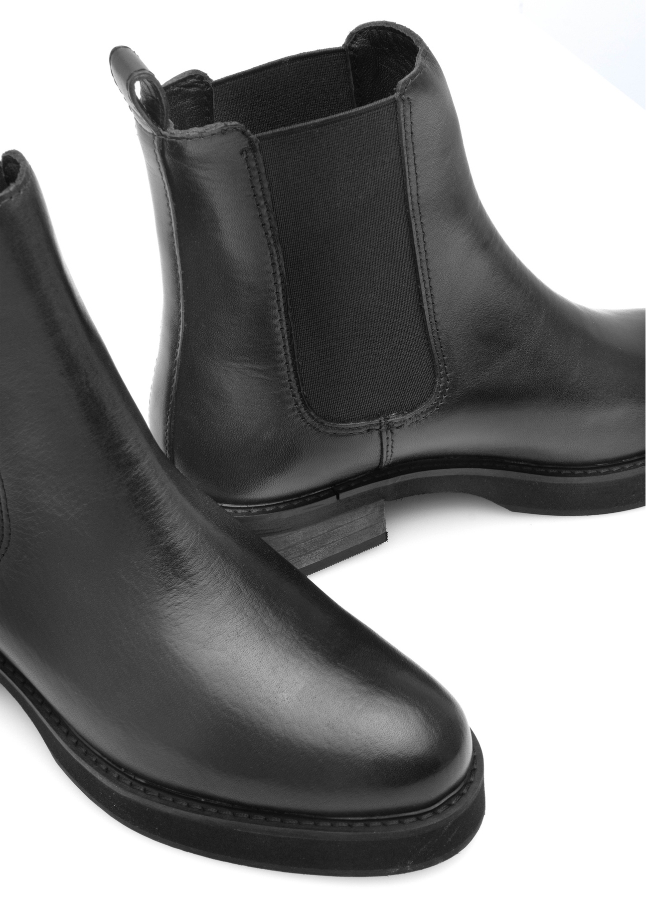 Dámske čierne kožené čižmy Chelsea BUTYD-1196-99(Z25), detail produktu na bielom pozadí.