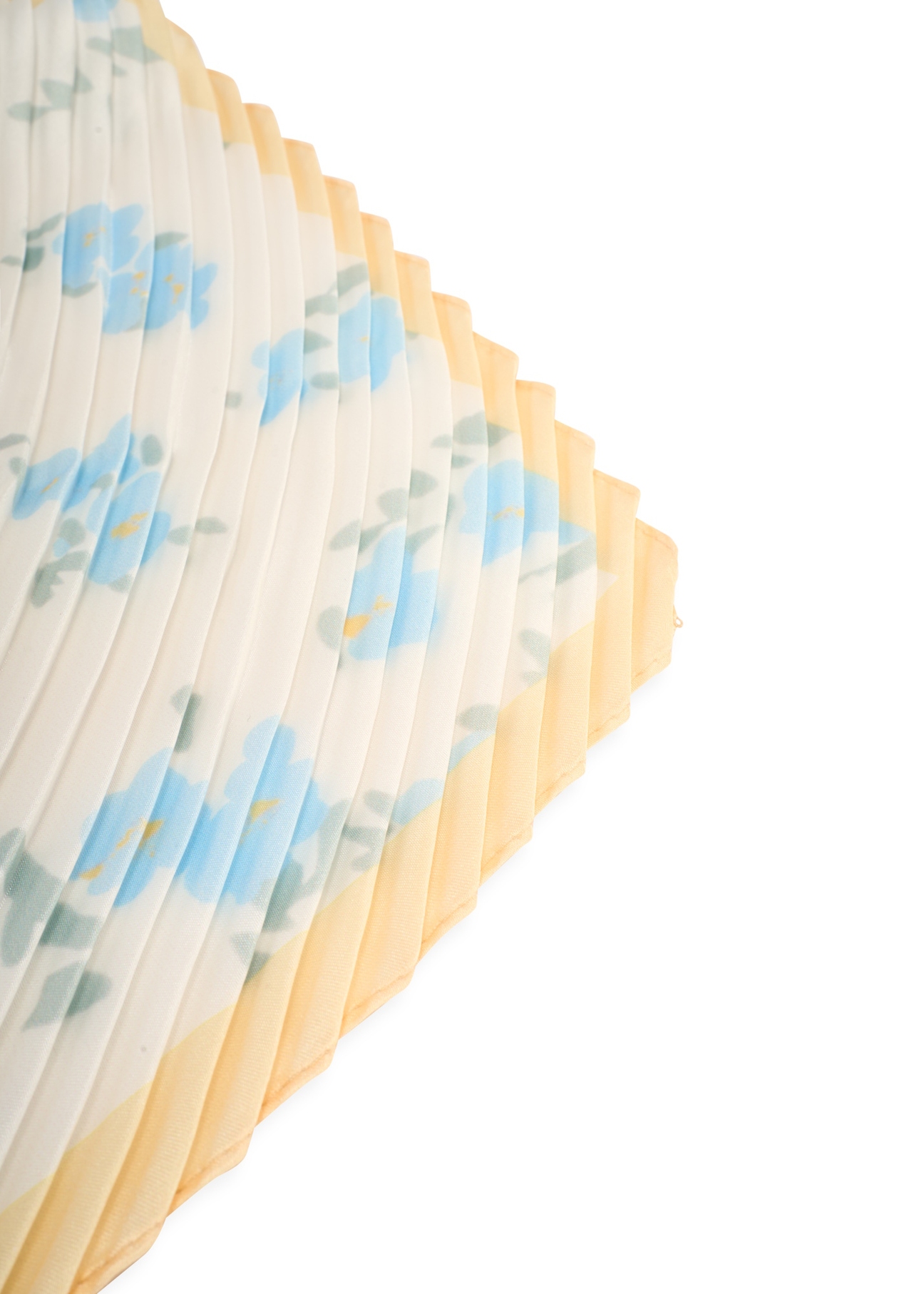 Dámska šatka s modrými kvetmi SZADT-0194-7P(W26), detailný záber produktu na bielom pozadí.