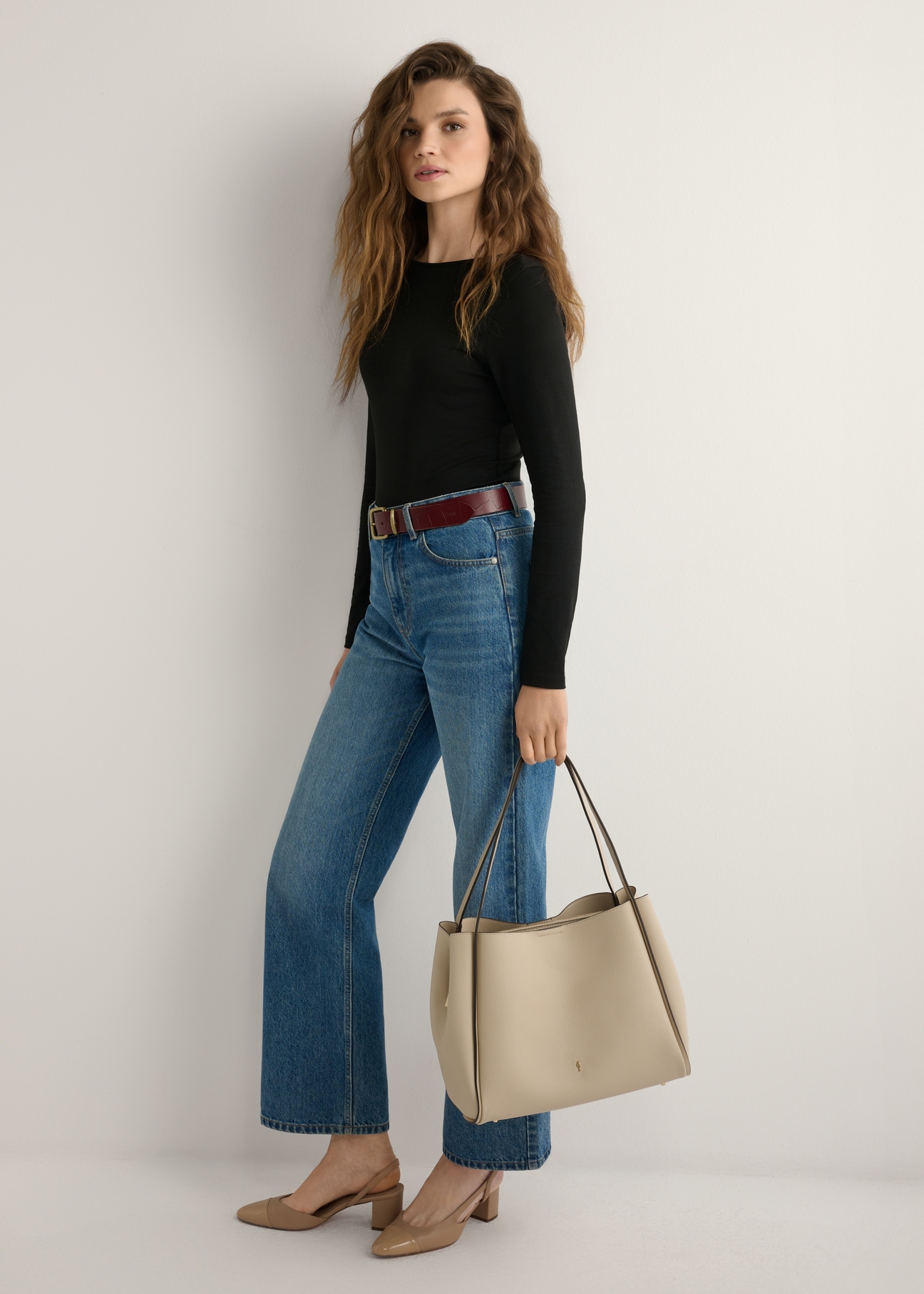 Béžová dámska nákupná taška TOREC-1183-1A(W26) - pohľad spredu na produkt, ktorý drží modelka, na svetlom pozadí. Viditeľná je celá silueta.