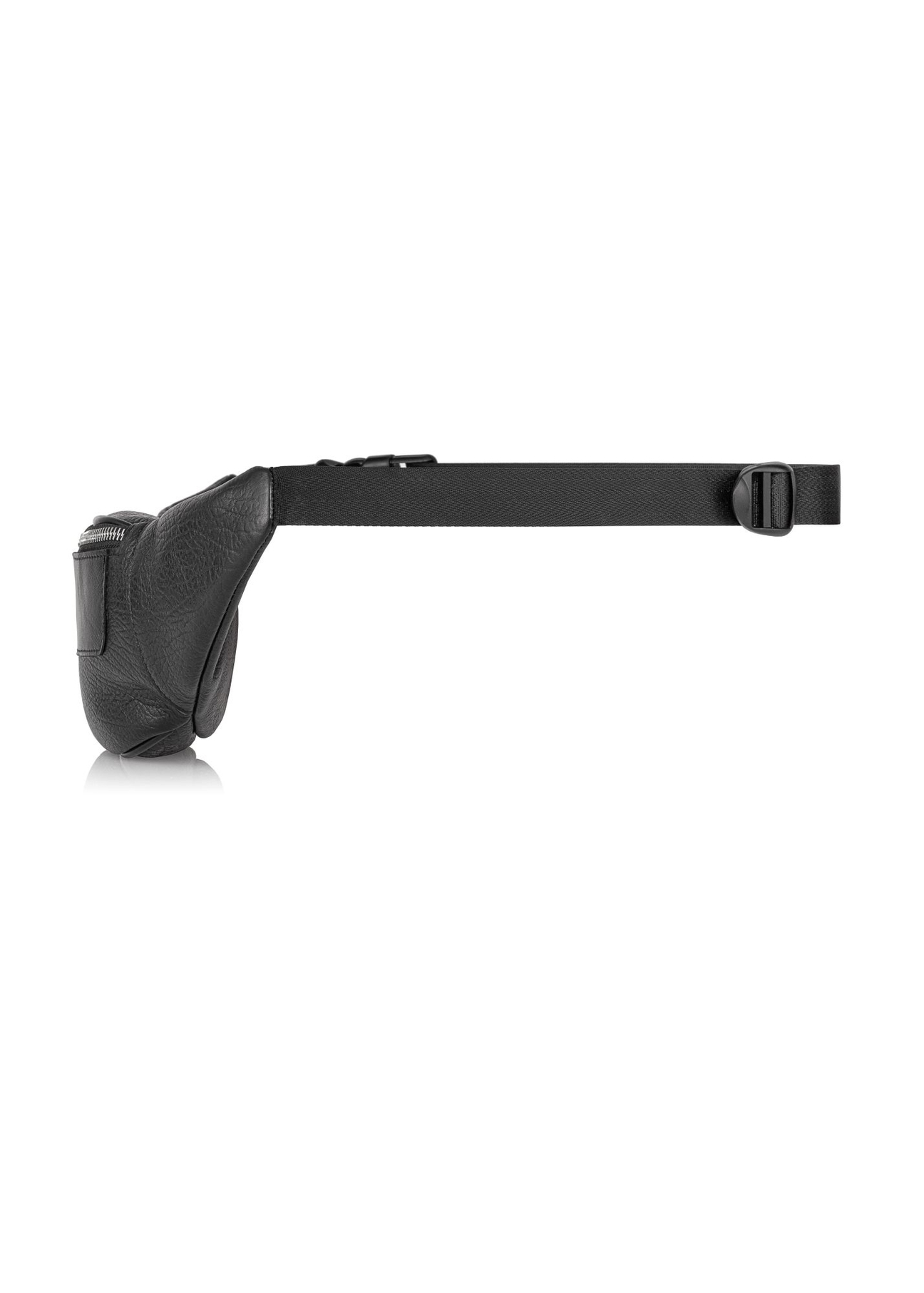 Pánska čierna kožená ľadvinka s logom TORMS-0295A-99(Z25) - bočný pohľad na produkt na bielom pozadí.