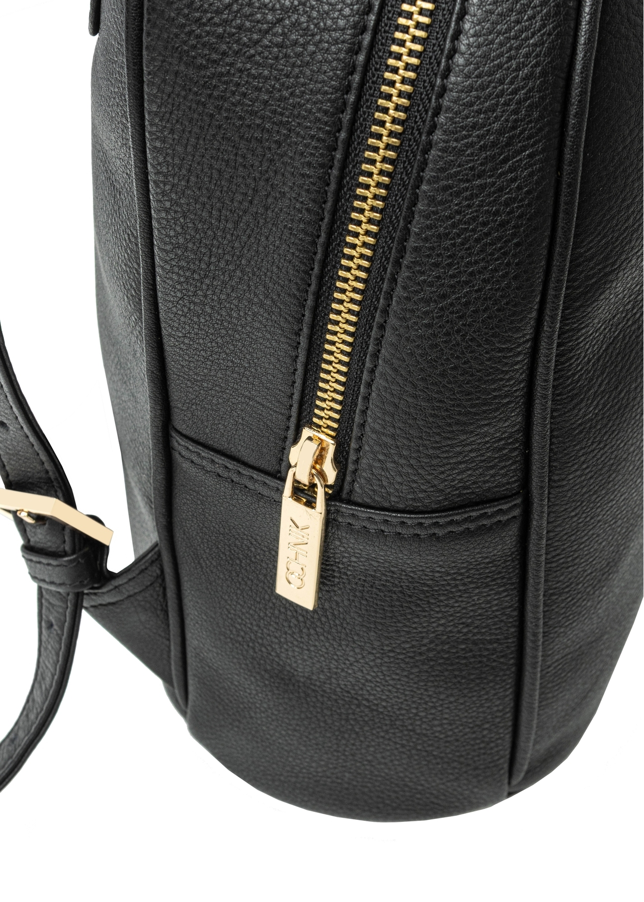 Schwarzer Damen-Lederrucksack TORES-1228-99(W26), Detailaufnahme des Produkts, Ansicht auf weißem Hintergrund.