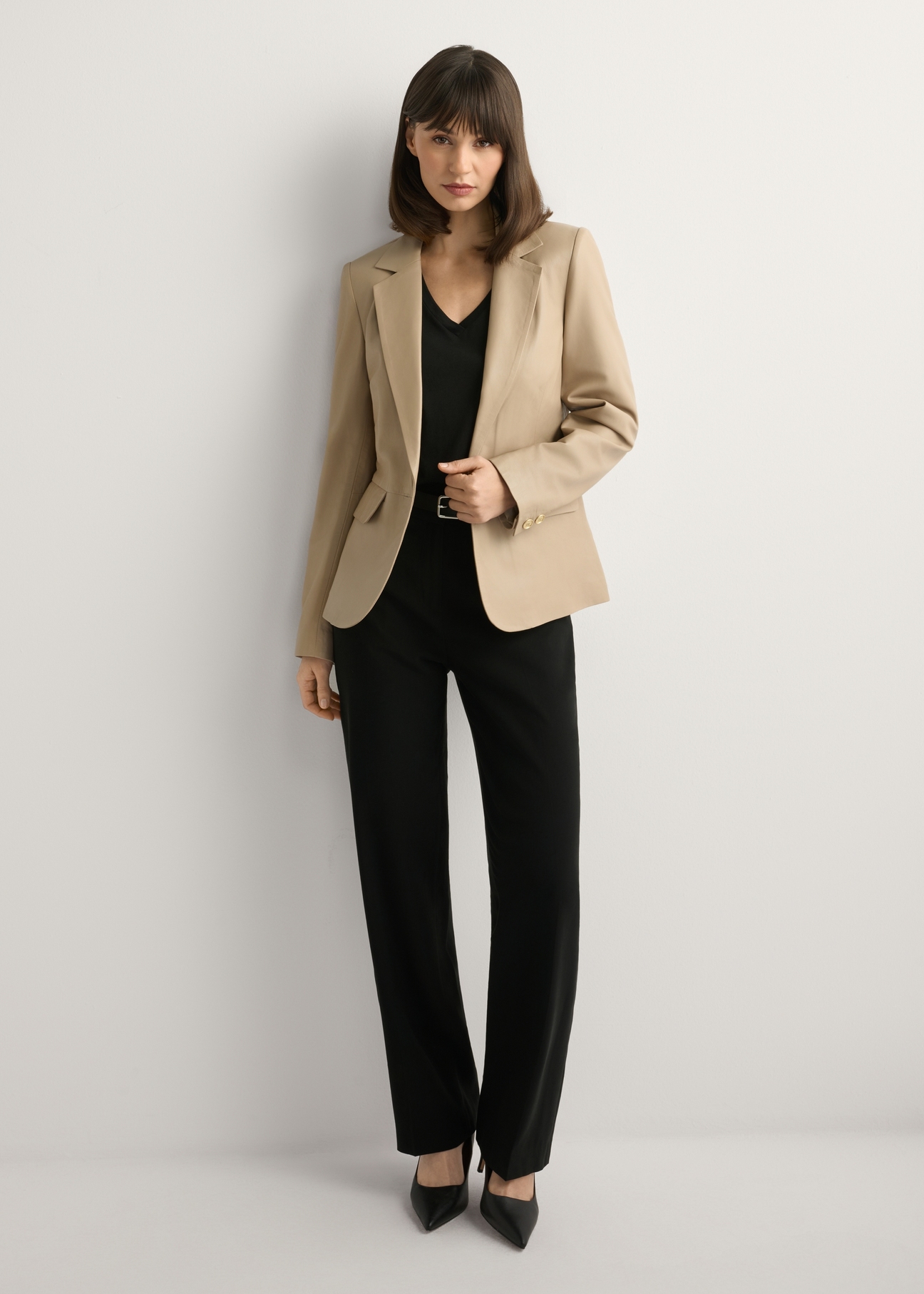 Dámska béžová kožená bunda KURDS-0445-1B(W26), pohľad spredu na modelku. Viditeľné celé telo.