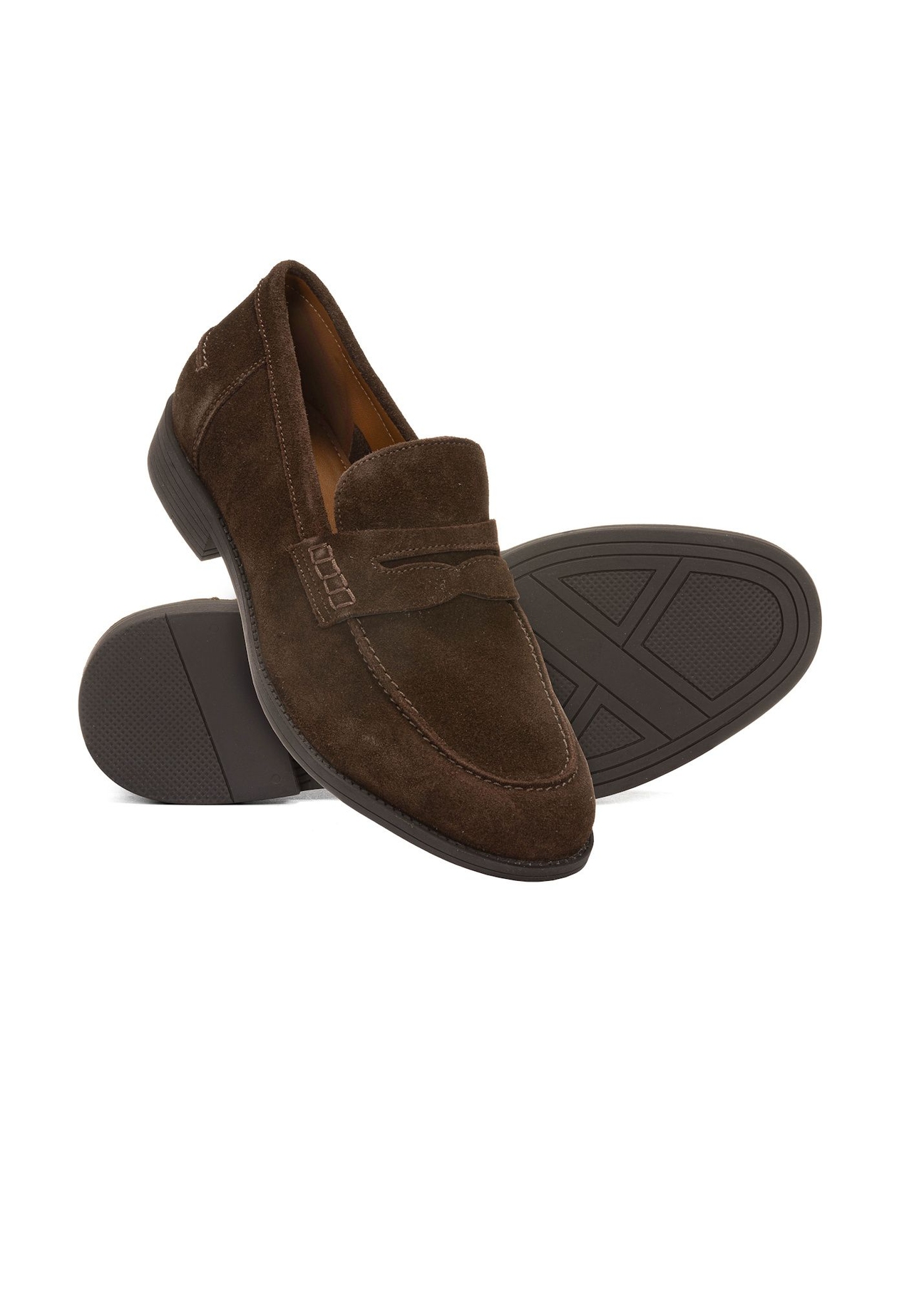 Pánske tmavohnedé kožené mokasíny BUTYM-0482-1H(W26), diagonálny pohľad na produkt na bielom pozadí.