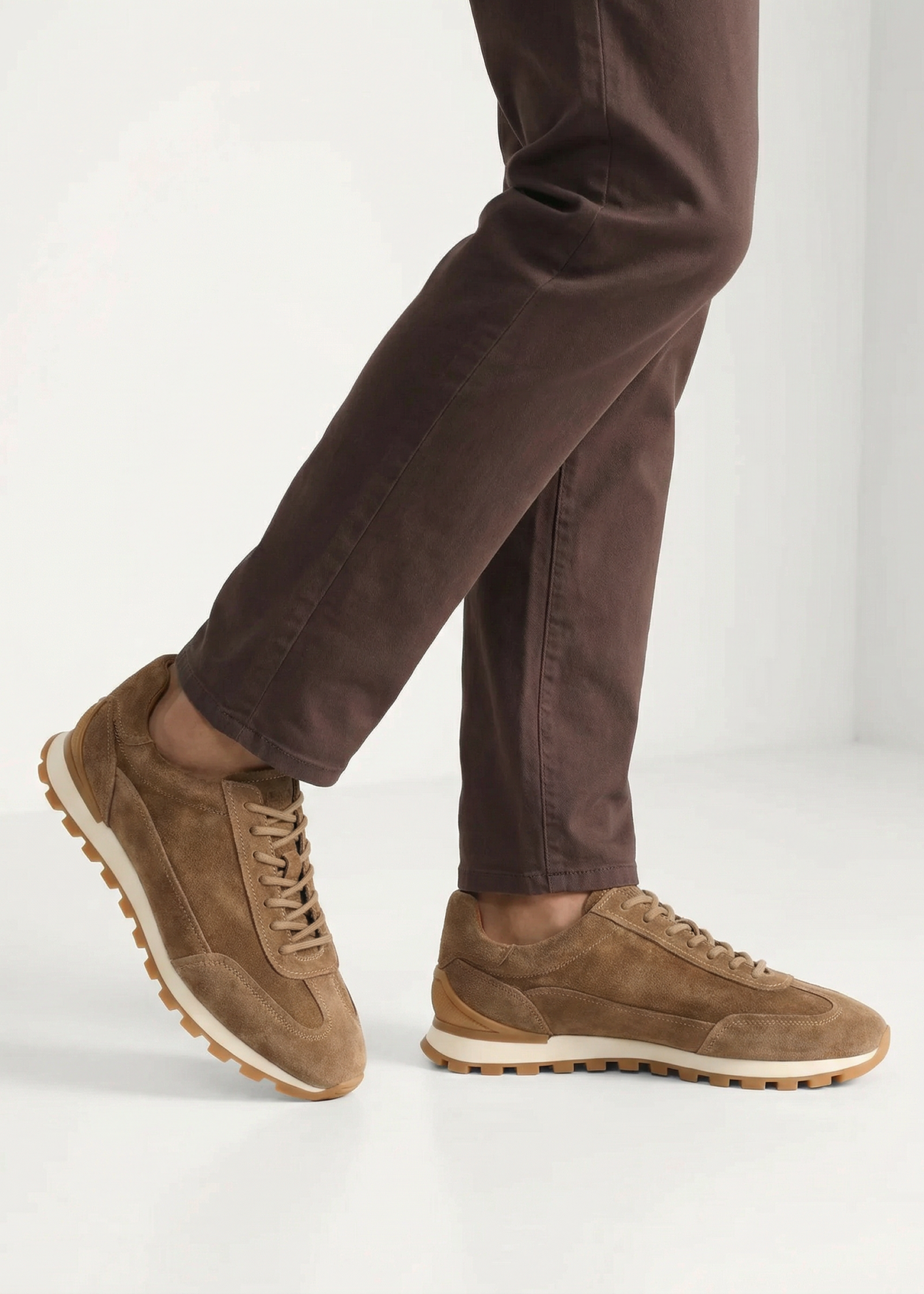 Pánske semišové topánky v chladnej béžovej farbe BUTYM-0542-1K(W26), bočný pohľad na produkt na nohách modelky.