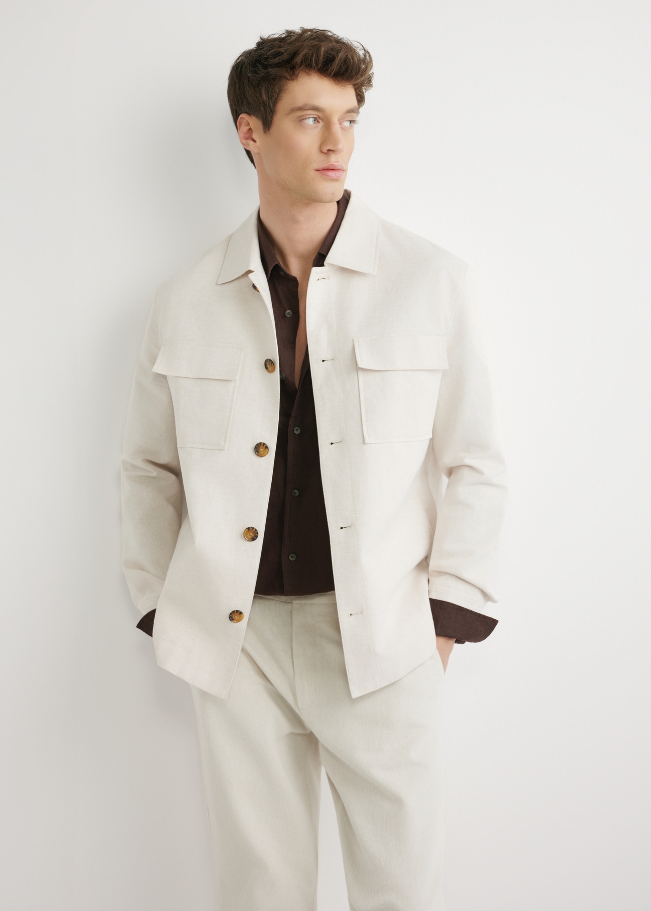 Svetlobéžová pánska ľanová bunda KURMT-0420-1A(W26) - pohľad spredu na výrobok, na modelke, na svetlom pozadí. Viditeľná polovica siluety.