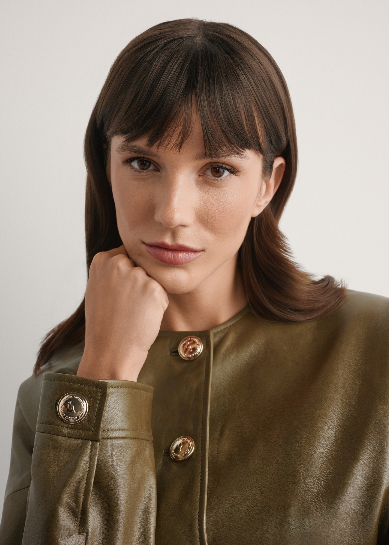 Dámska krátka khaki kožená bunda KURDS-0590-8D(W26), detailný záber na detail produktu na siluete modelky.