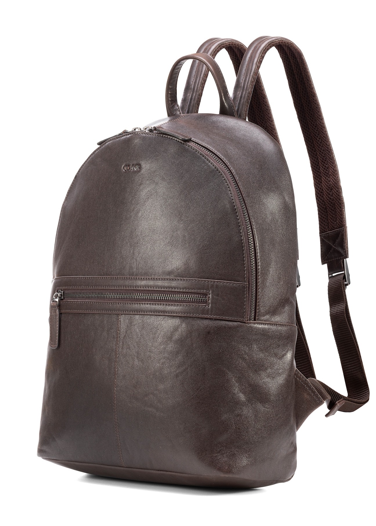 Pánsky kožený batoh tmavohnedý TORMS-0458-89(Z25), diagonálny pohľad na produkt na bielom pozadí.