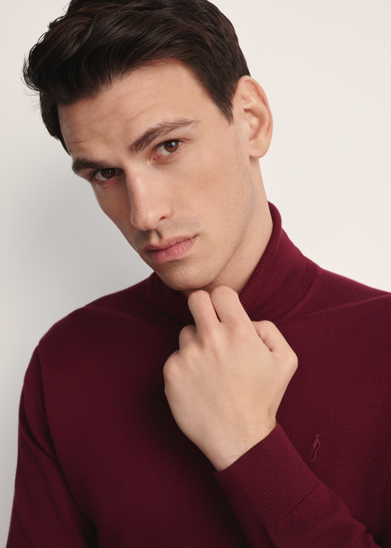 Pánsky rolák v bordovej farbe SWEMT-0095B-49(Z25), detailný pohľad na produkt na modelke.