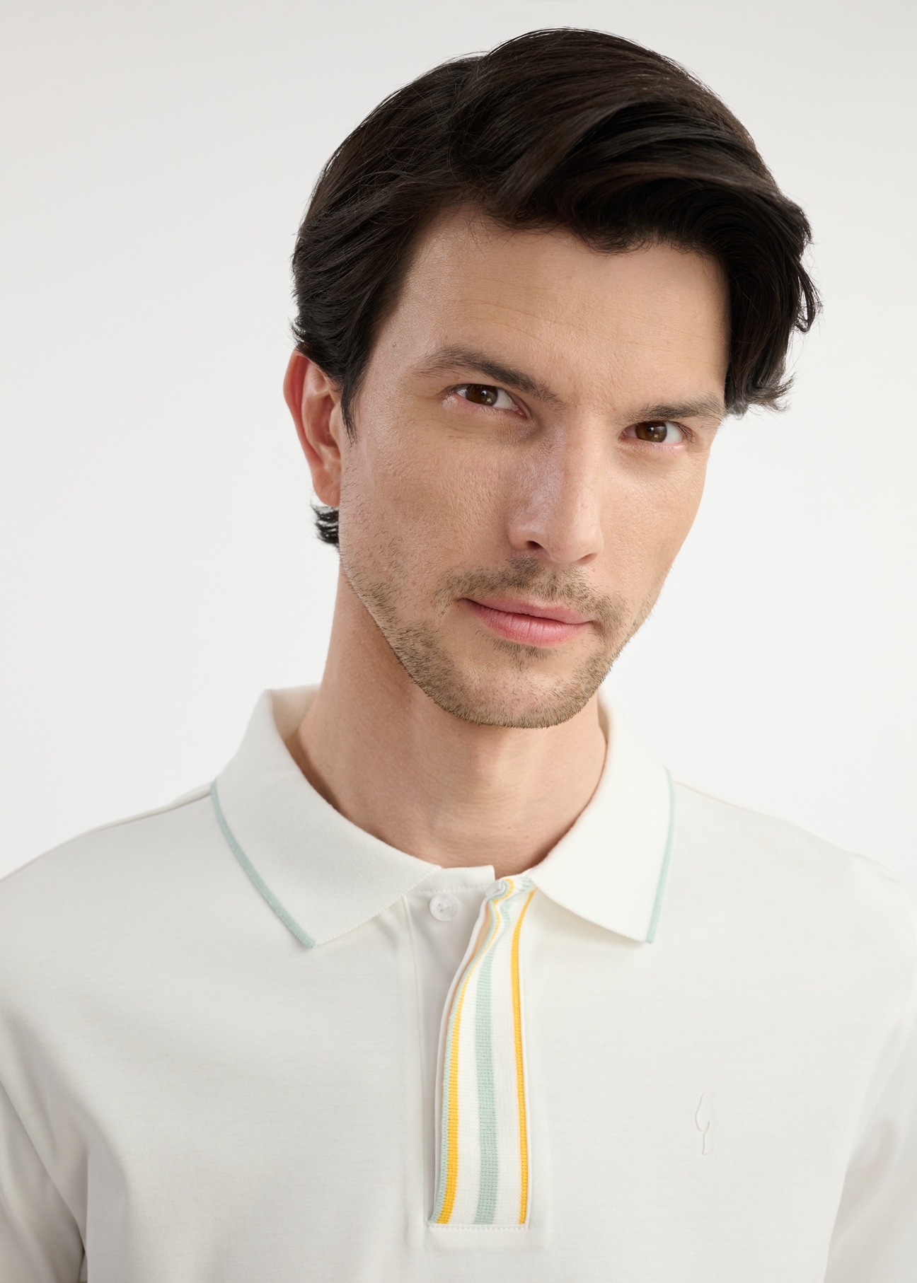 Pánske krémové polo tričko POLMT-0073-12(W25) - detailný záber na modelku na bielom pozadí.