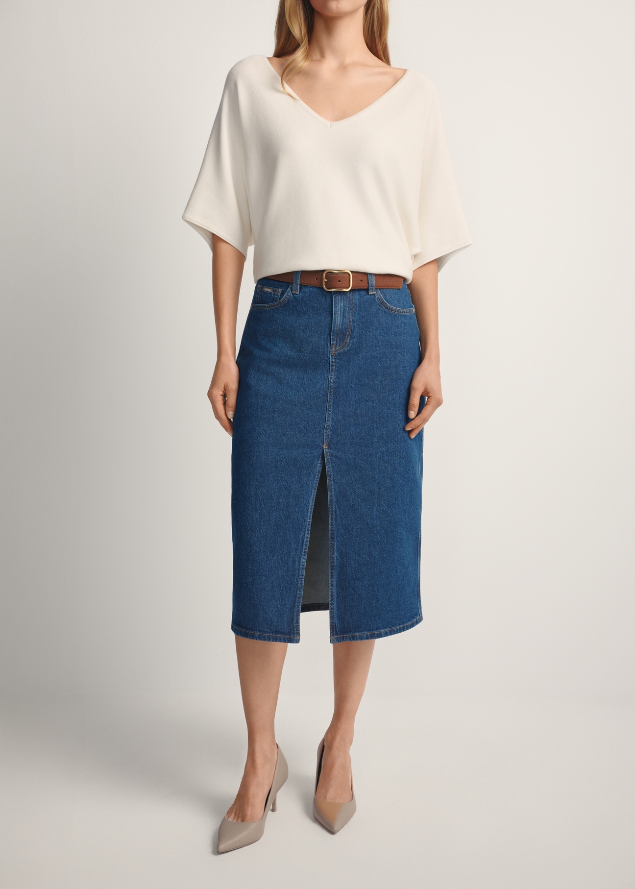 Džínsová midi sukňa SPCDT-0119-7H(W26), pohľad spredu na výrobok na modelke. Viditeľná polovica siluety.