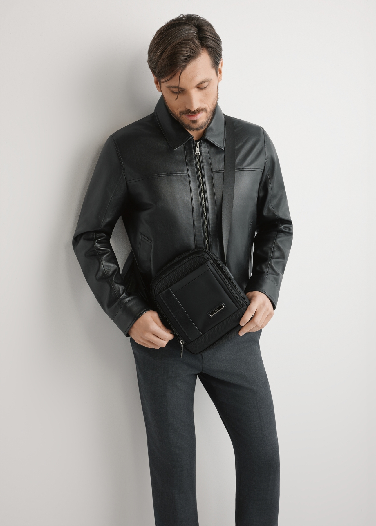 Čierna pánska taška TORMN-0404-99(W26), pohľad na produkt na siluete modelky, na svetlom pozadí.