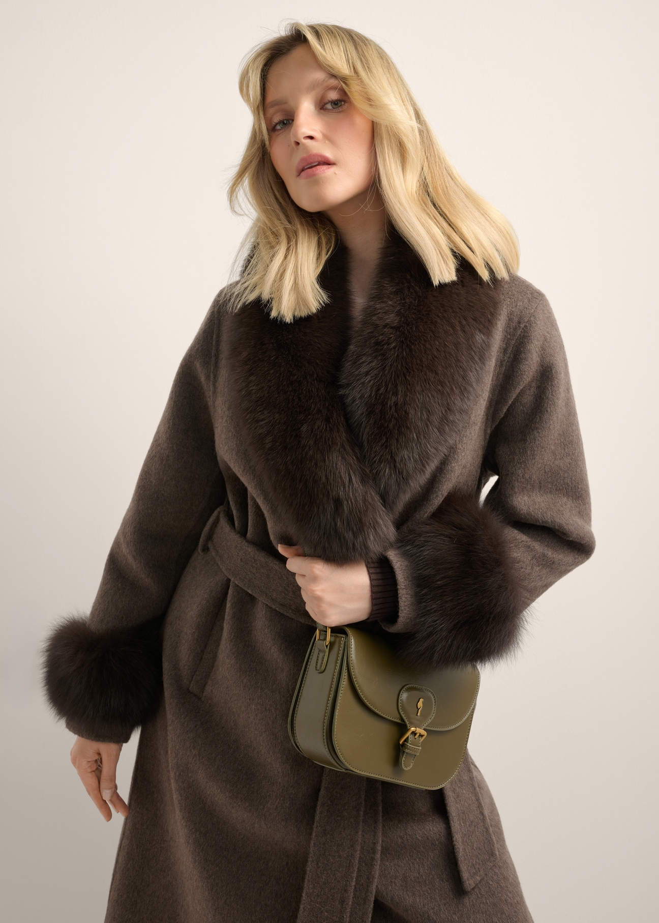 Malá khaki dámska taška cez rameno s ozdobnou sponou TOREC-1243-8D(Z26), diagonálny pohľad na produkt na modelke. Viditeľná polovica siluety.