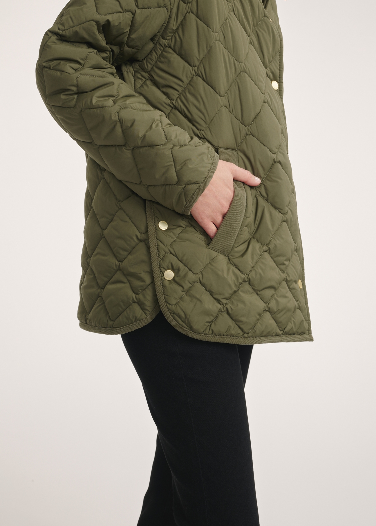 Dámska bunda s golierom v khaki farbe KURDT-0596-55(Z25), detailný záber produktu na modelke.