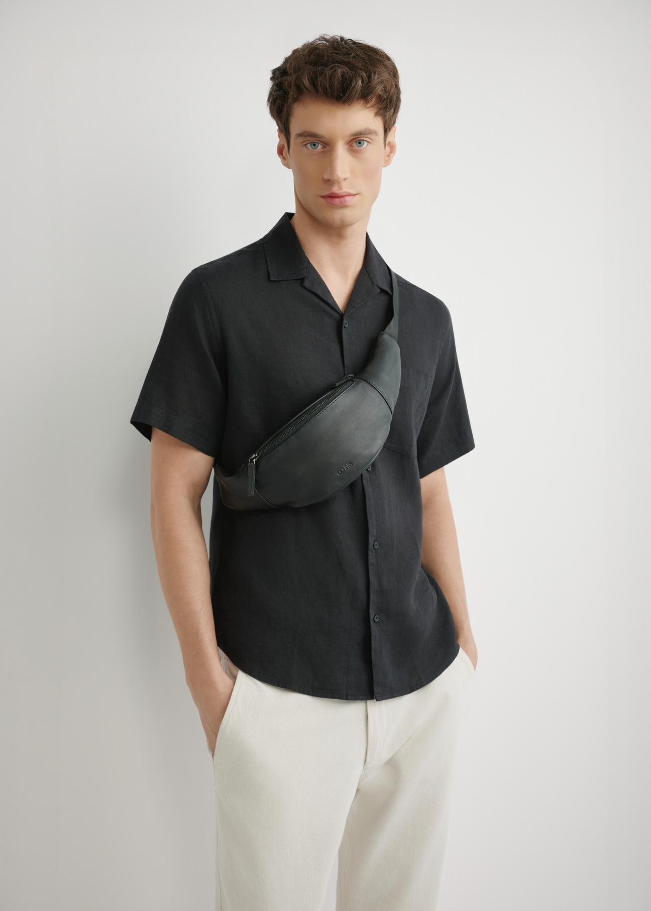 Pánska čierna kožená ľadvinka TORMS-0497-99(W26), pohľad spredu na siluetu modelu.