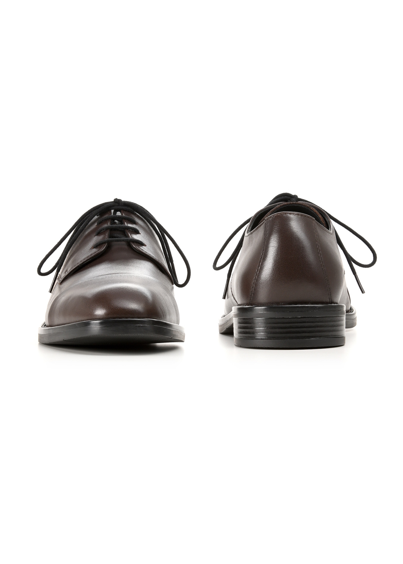 Tmavohnedé pánske kožené topánky BUTYM-0500-1I(W26), pohľad na produkt spredu a zozadu na bielom pozadí.