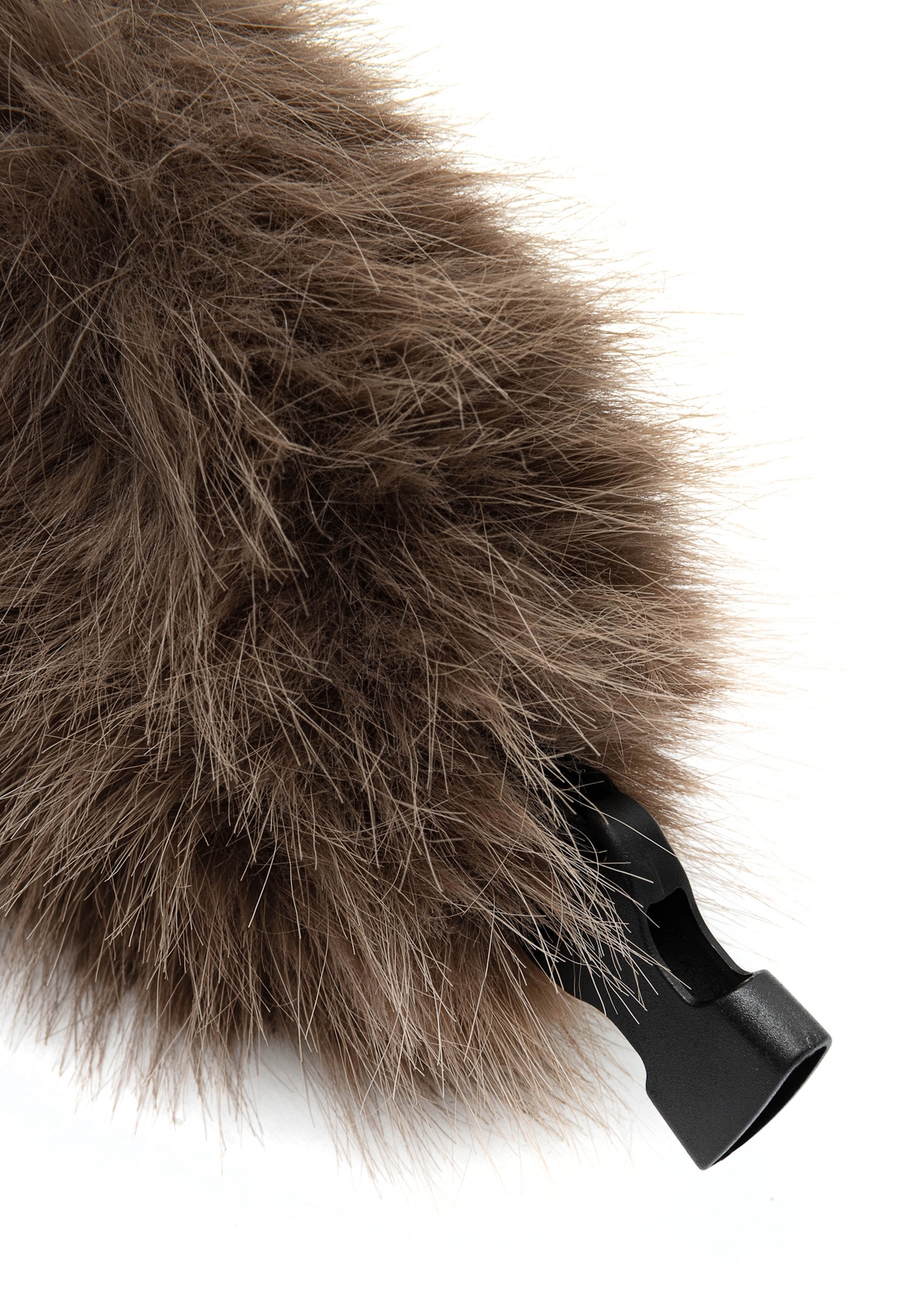 Hnedá dámska čiapka s klapkami na uši CZADF-0047-89(Z25) - detailný záber, na bielom pozadí.