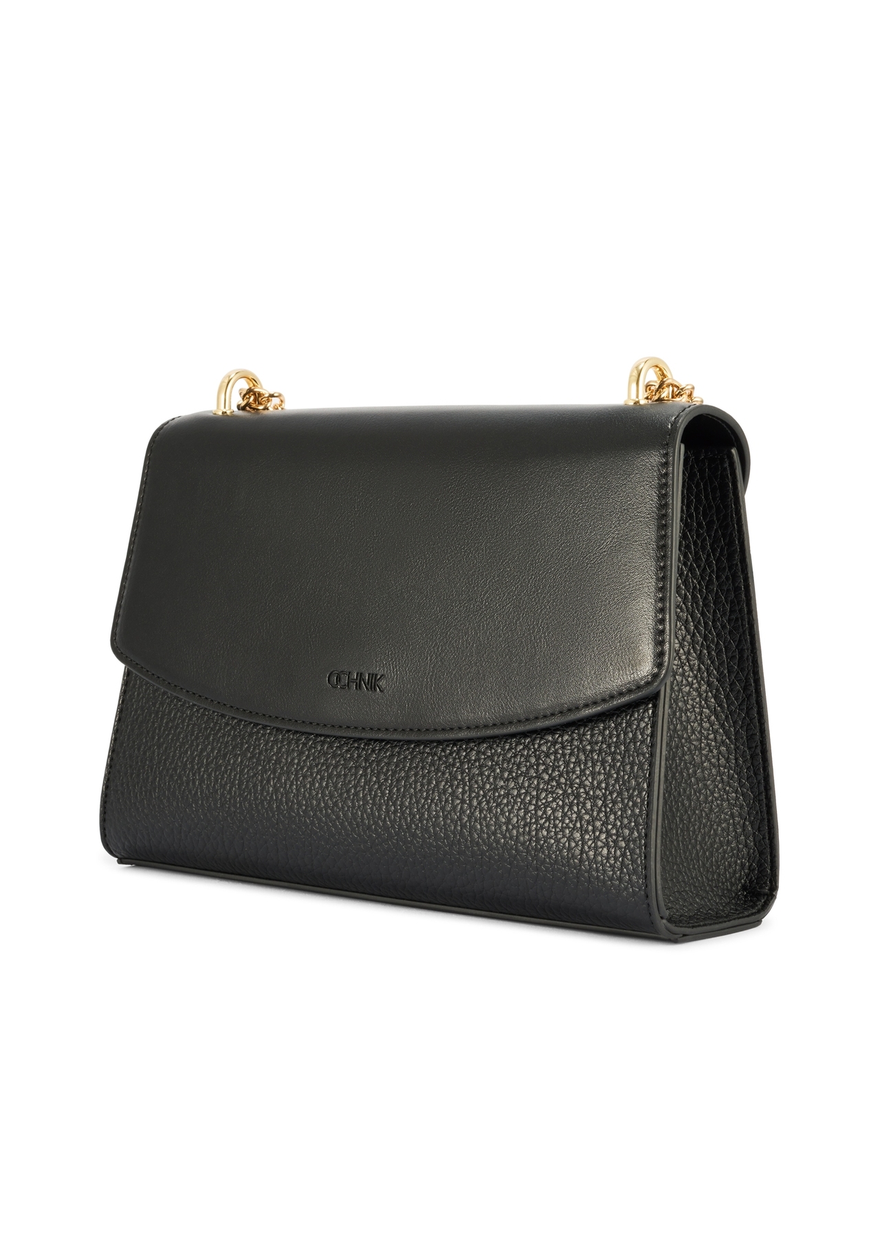 Čierna elegantná dámska taška cez rameno TOREC-1165-99(W26) - diagonálny pohľad na produkt, na bielom pozadí.