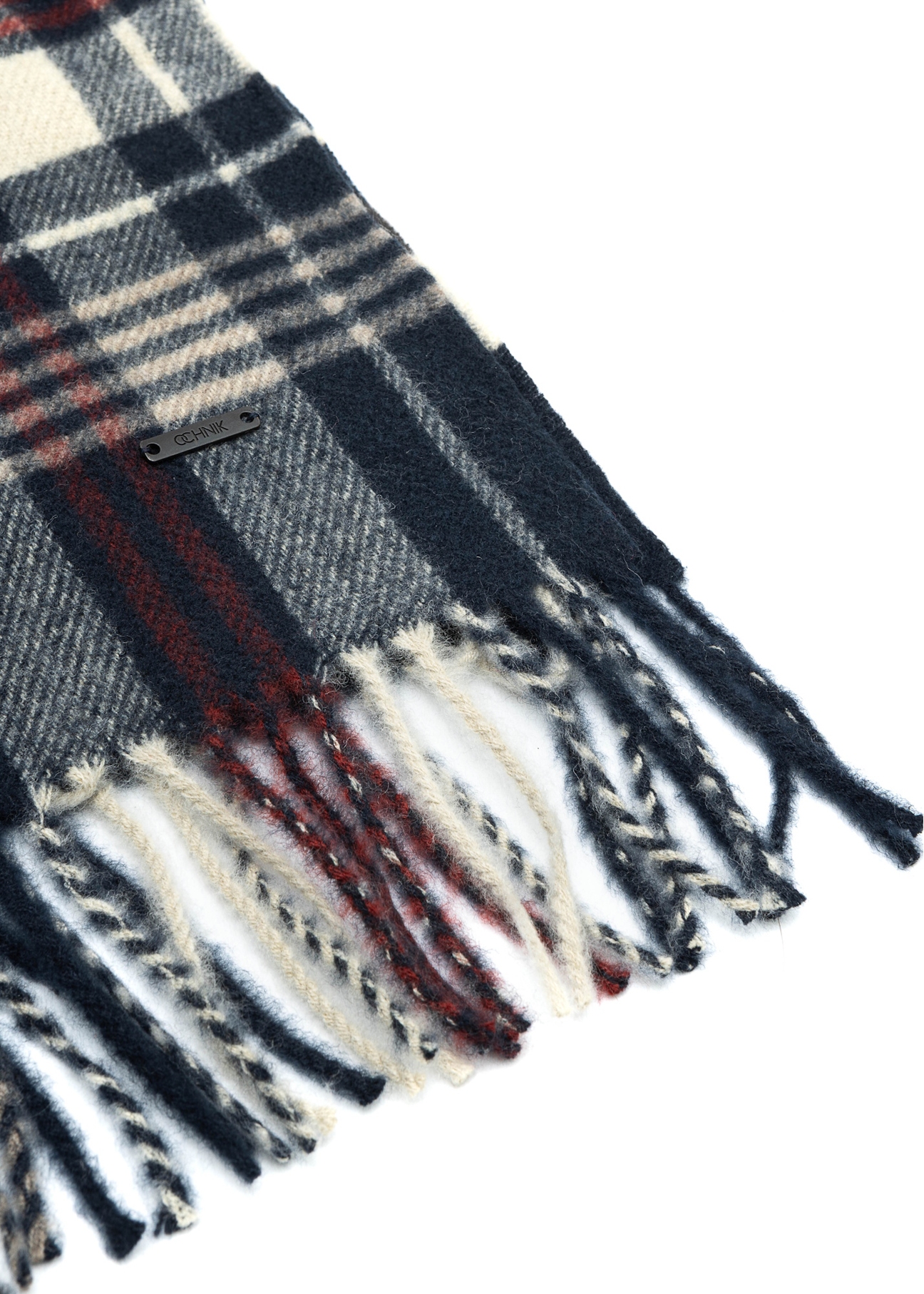 Pánsky tmavomodrý kockovaný šál SZAMT-0085-69(Z25), detail produktu na bielom pozadí.