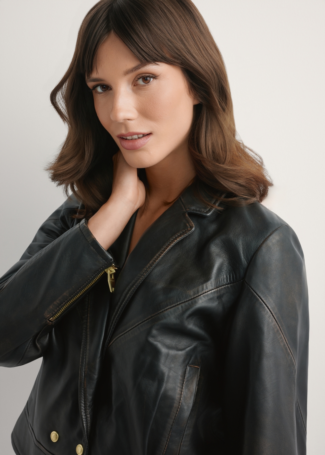 Dámska vintage krátka kožená bunda KURDS-0573-9J(W26), detailný záber na modelku.