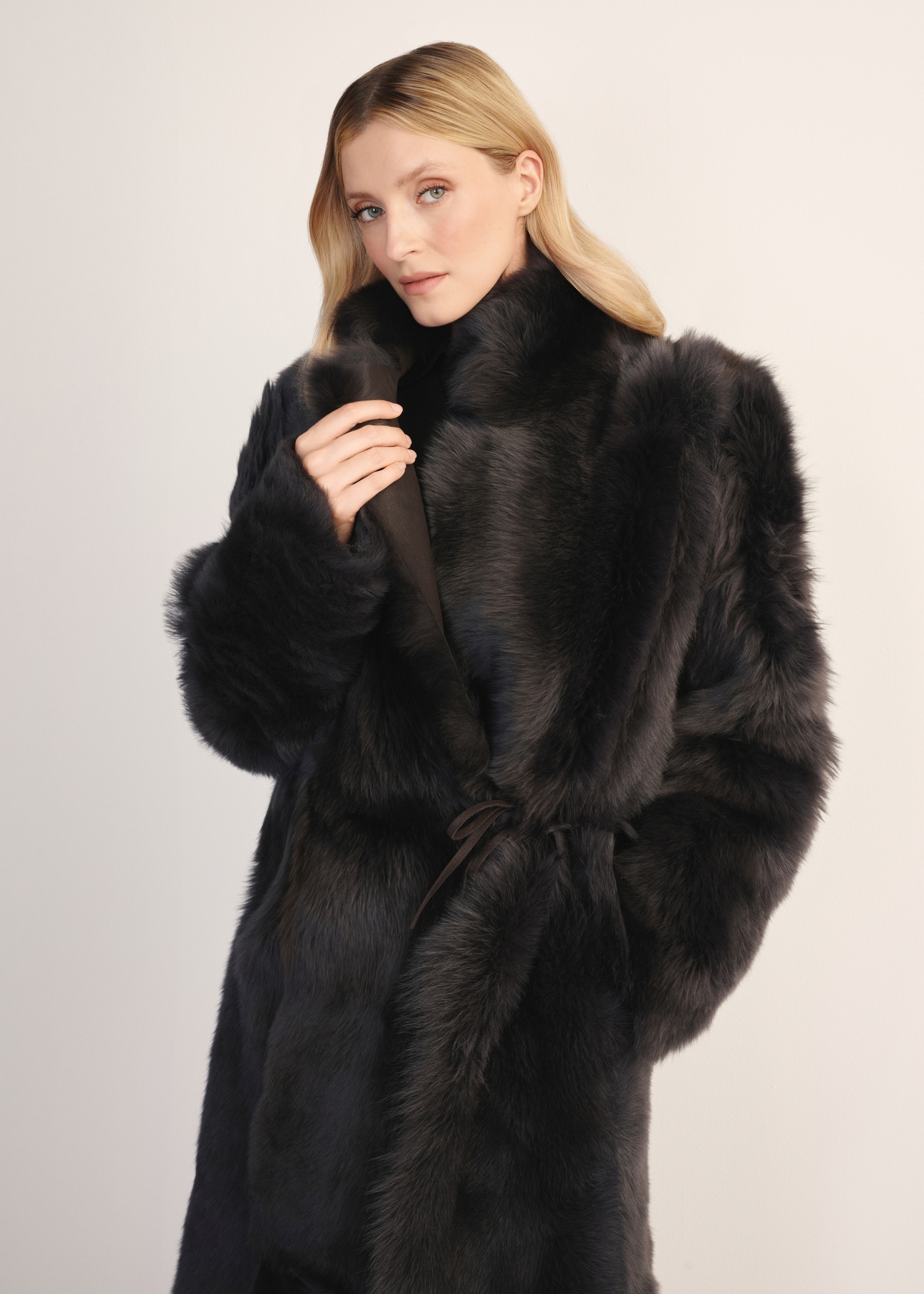 Dámsky hnedý obojstranný kožený kabát z ovčej kože KOZDS-0088-3096(Z25) - pohľad spredu na bielom pozadí. Viditeľná polovičná silueta.