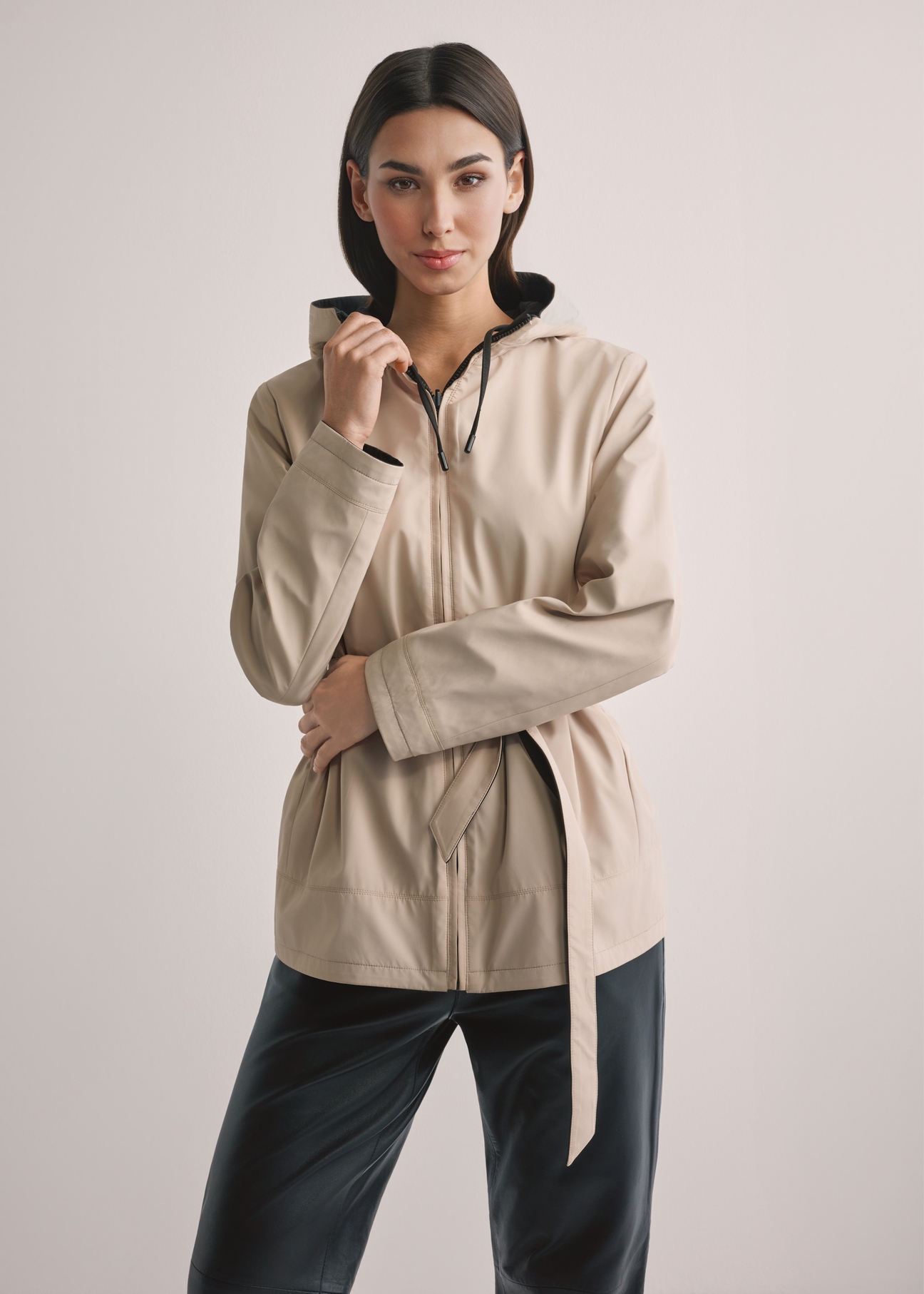 Dámska obojstranná prechodná bunda KURDT-0655-9J(W26), pohľad spredu na výrobok na modelke. Viditeľná polovica siluety.