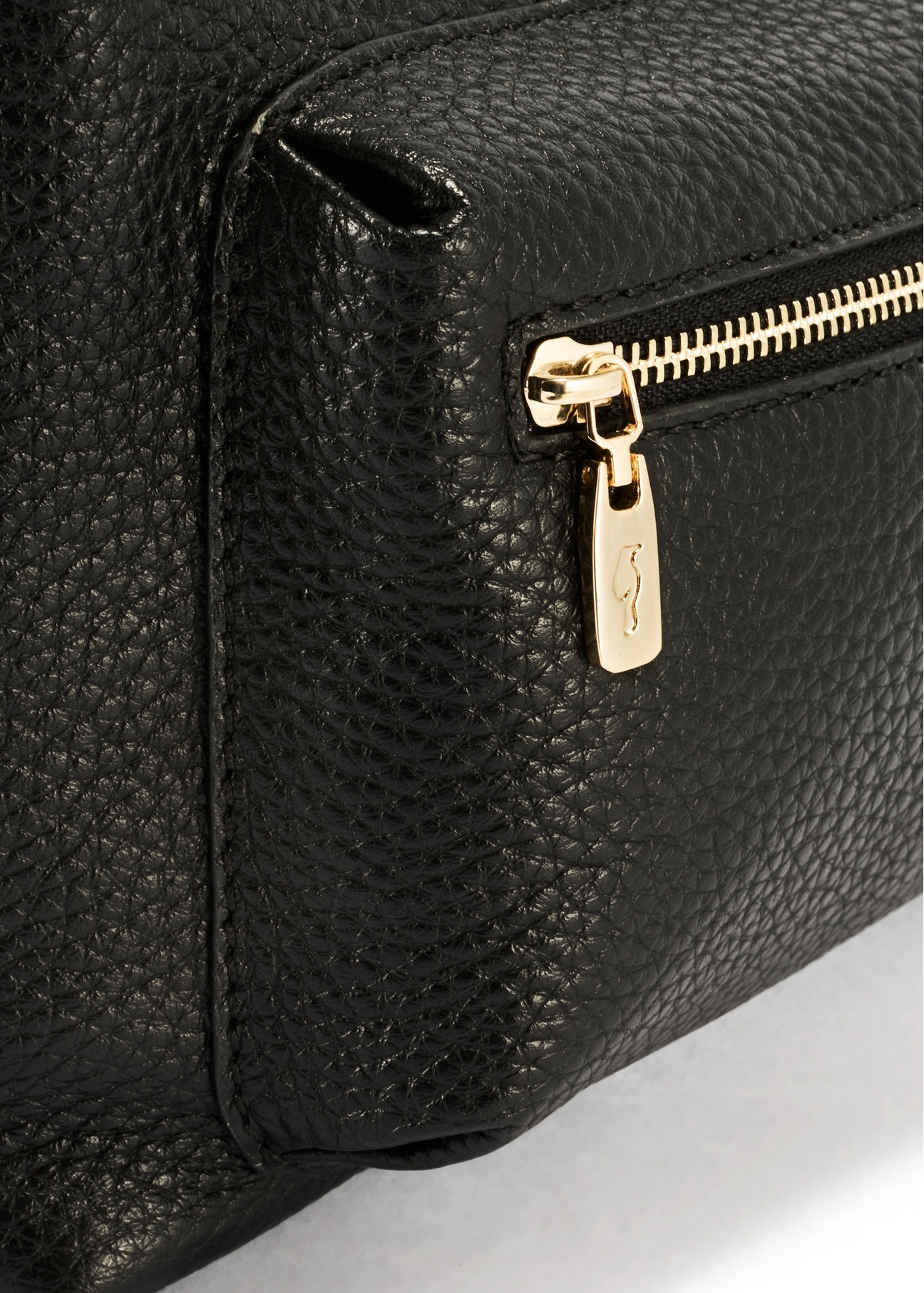 Čierna kožená dámska kabelka TORES-1161-99(Z25), detailný záber na zips produktu, pohľad na bielom pozadí.