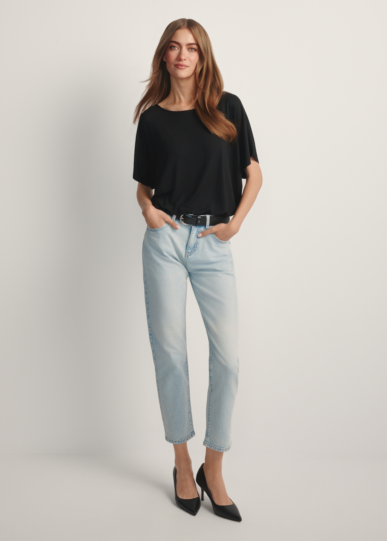 Dámske svetlomodré džínsy JEADT-0011-7A(W26), pohľad spredu na produkt na modelke. Viditeľné celé telo.