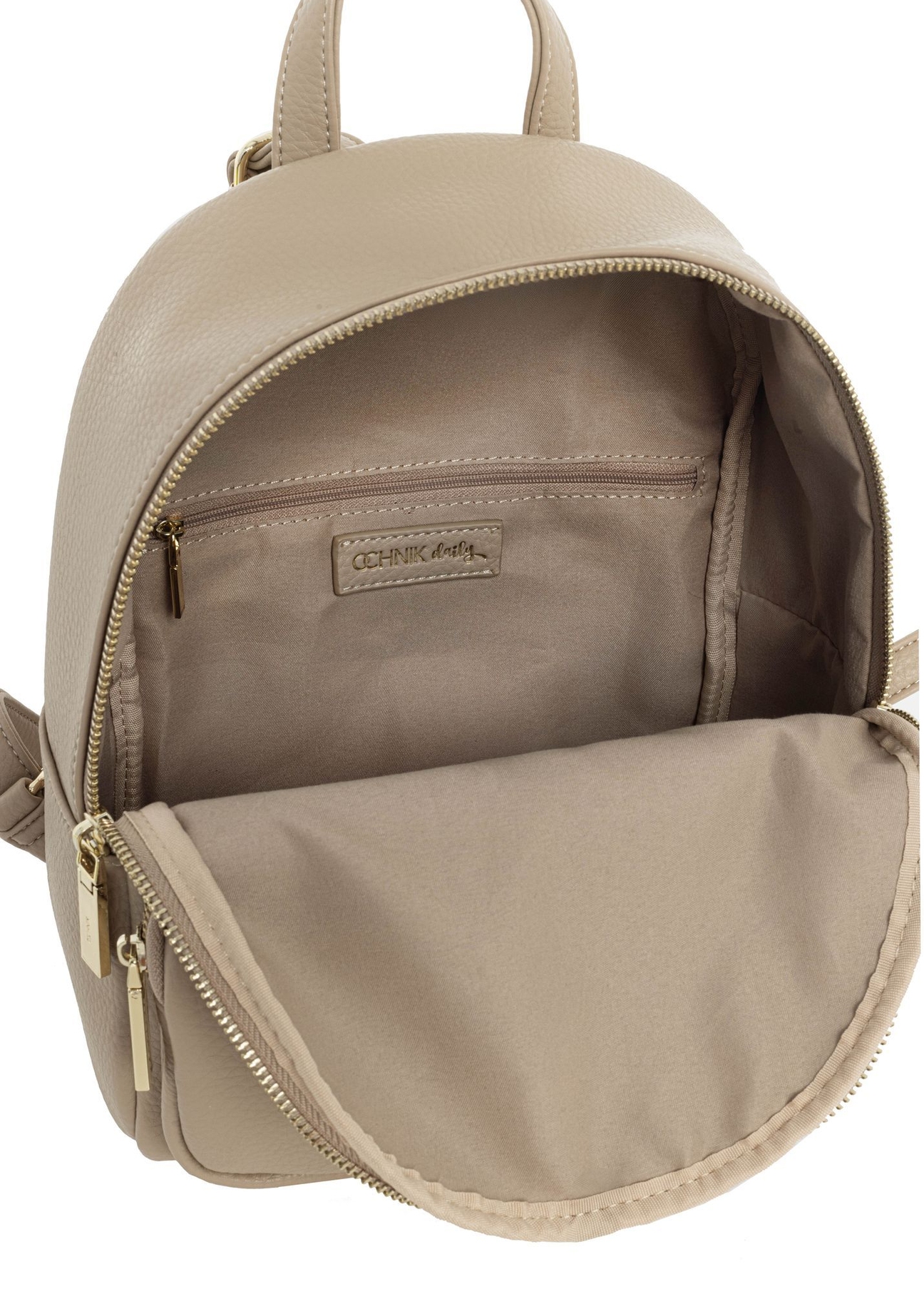 Béžový dámsky batoh z imitácie kože TOREC-1014-1B(W26) - diagonálny pohľad na otvorený produkt, na bielom pozadí.