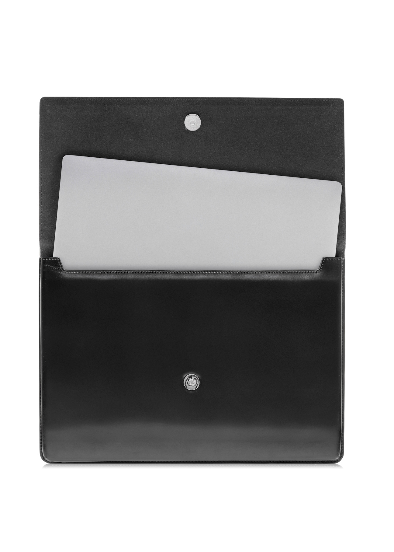 Pánska čierna kožená aktovka TORMS-0468-99(Z25), pohľad na produkt s notebookom vo vnútri na bielom pozadí.