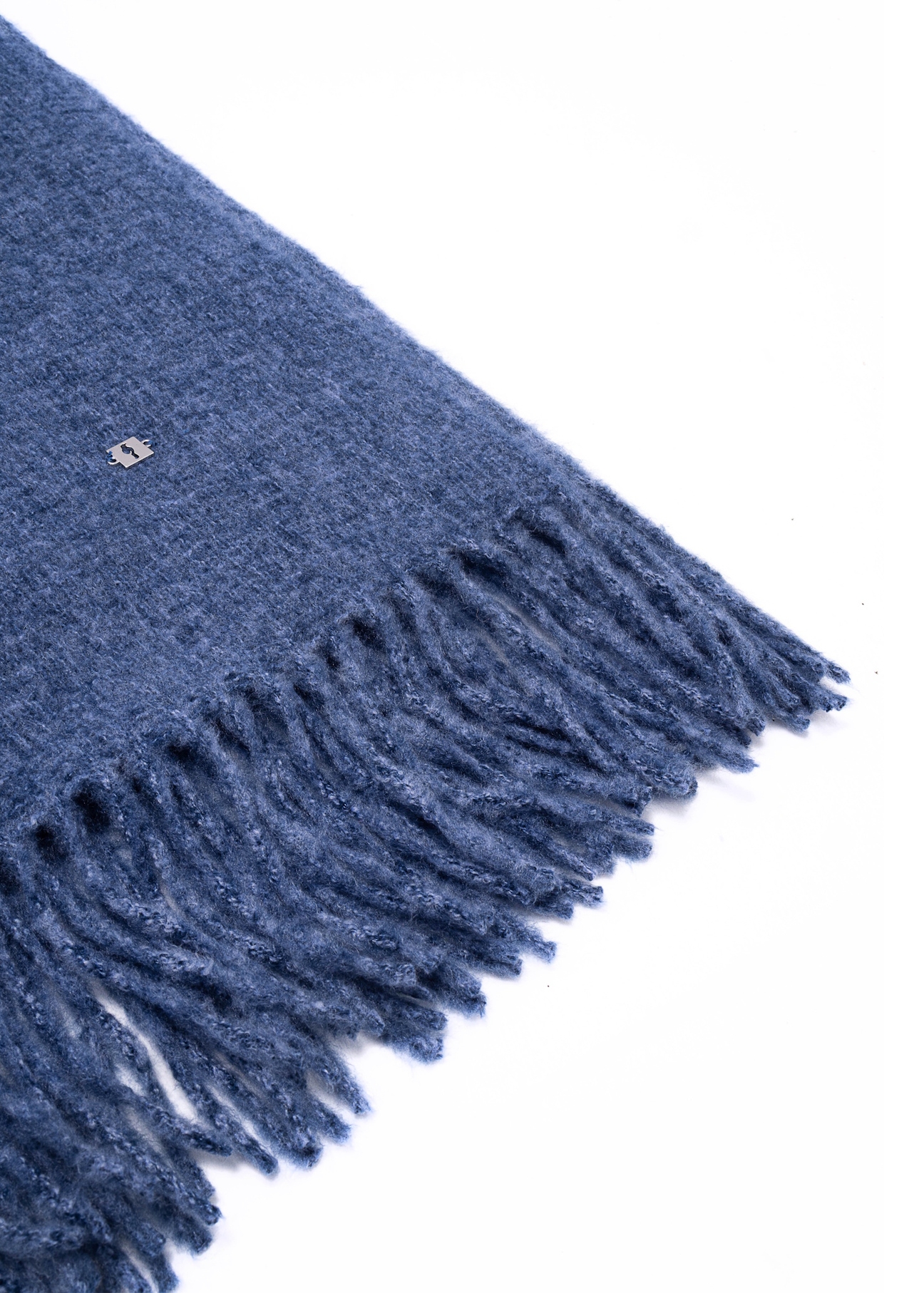 Modrá dámska šatka so strapcami SZADT-0209-61(Z25), detailný záber produktu na bielom pozadí.