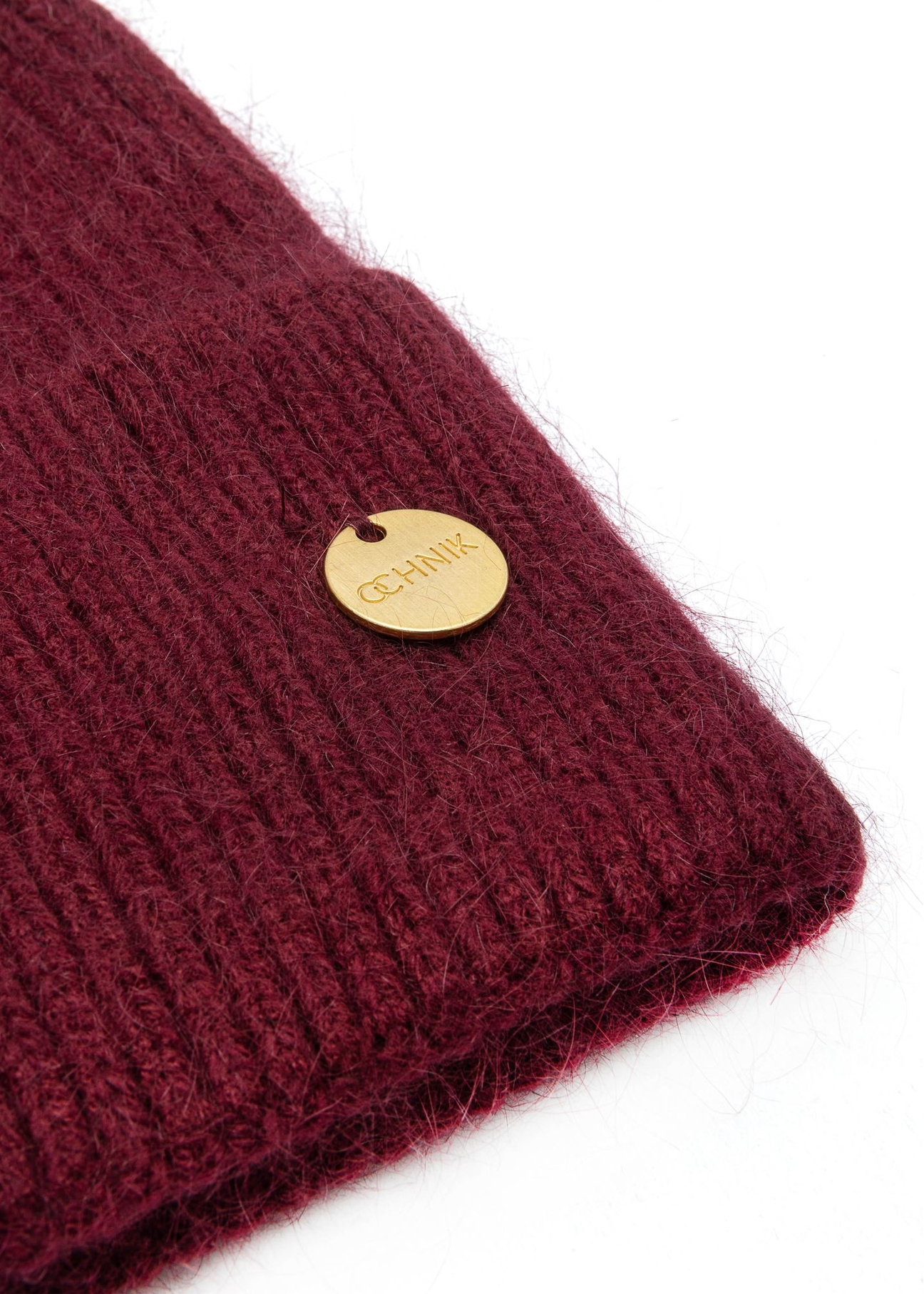 Dámsky klobúk v bordovej farbe CZADT-0206-49(Z25) - detailný záber na bielom pozadí.