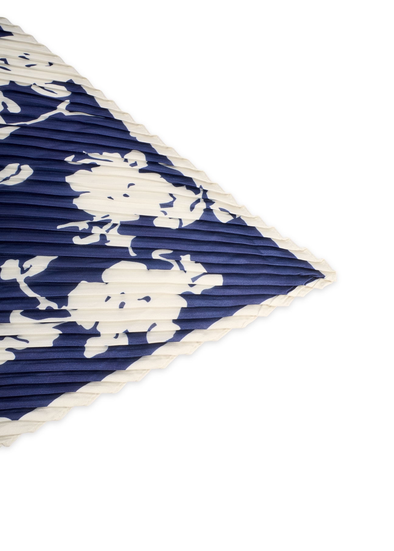 Modrá dámska šatka s logom SZADT-0192-7P(W26), detailný záber produktu na bielom pozadí.