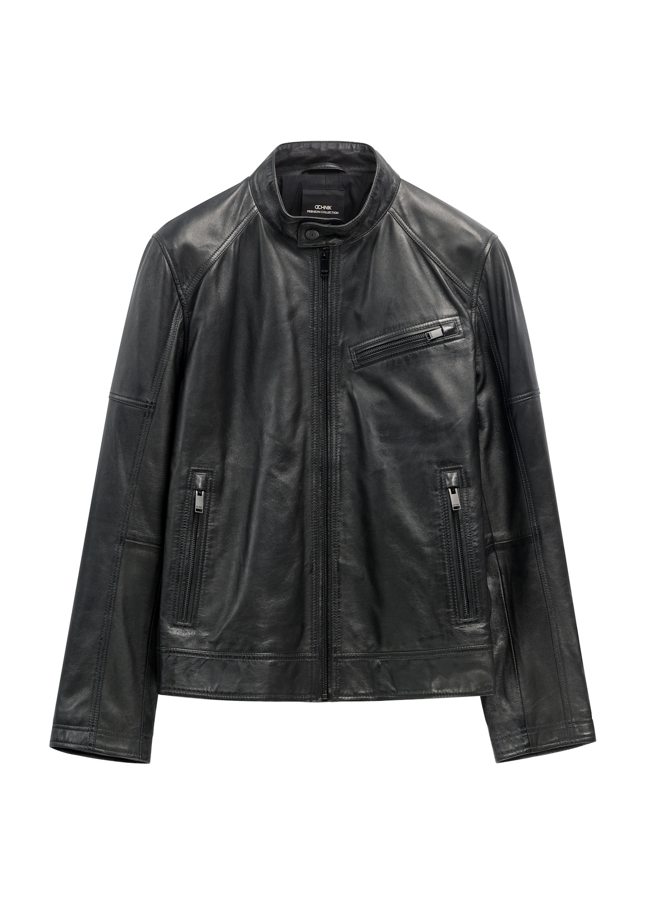 Čierna pánska kožená bunda KURMS-0400-99(W26), pohľad spredu na bielom pozadí.