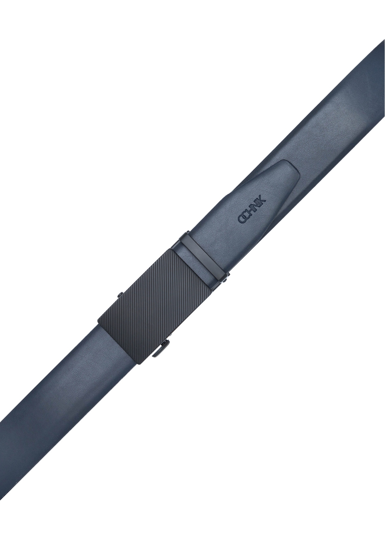 Pánsky kožený opasok v tmavomodrej farbe PASMS-0269-7E(W26), pohľad zhora na produkt na bielom pozadí.