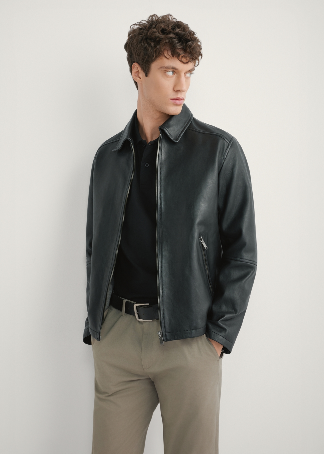 Pánska čierna kožená bunda KURMS-0363-99(W26), pohľad na modelku spredu. Viditeľná polovičná silueta.