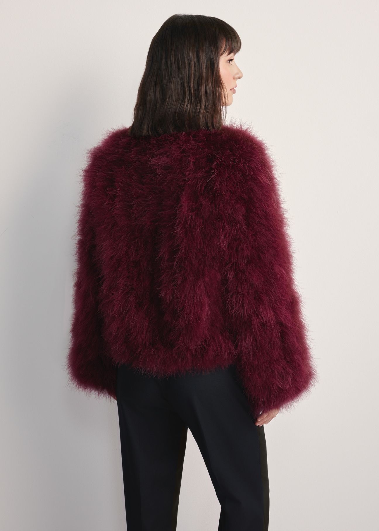 Dámska bunda z morčacieho peria FUTDF-0097A-3183(Z25), pohľad zozadu na produkt na modelke. Viditeľná polovica siluety.