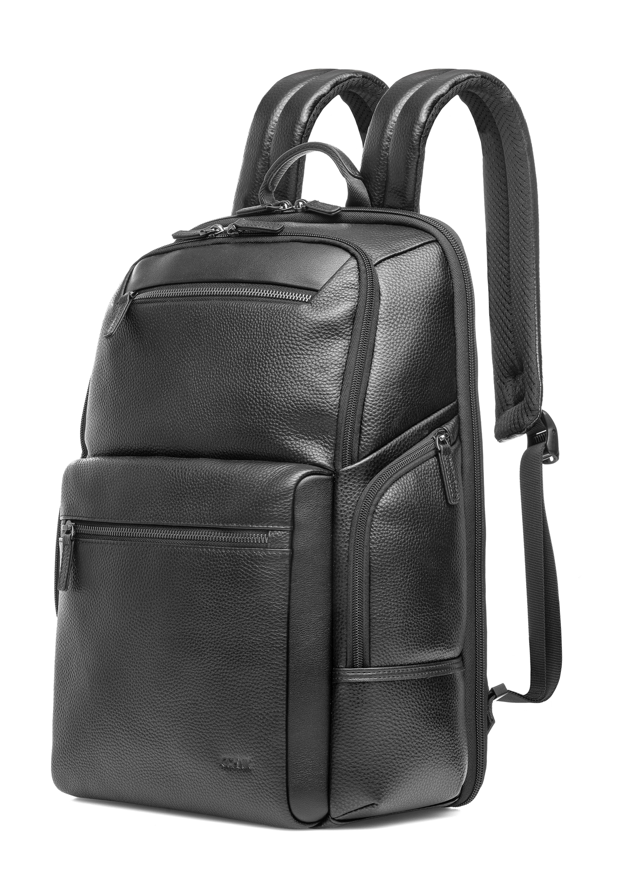 Čierny priestranný kožený batoh PLCMS-0023-99(Z25), diagonálny pohľad na produkt na bielom pozadí.