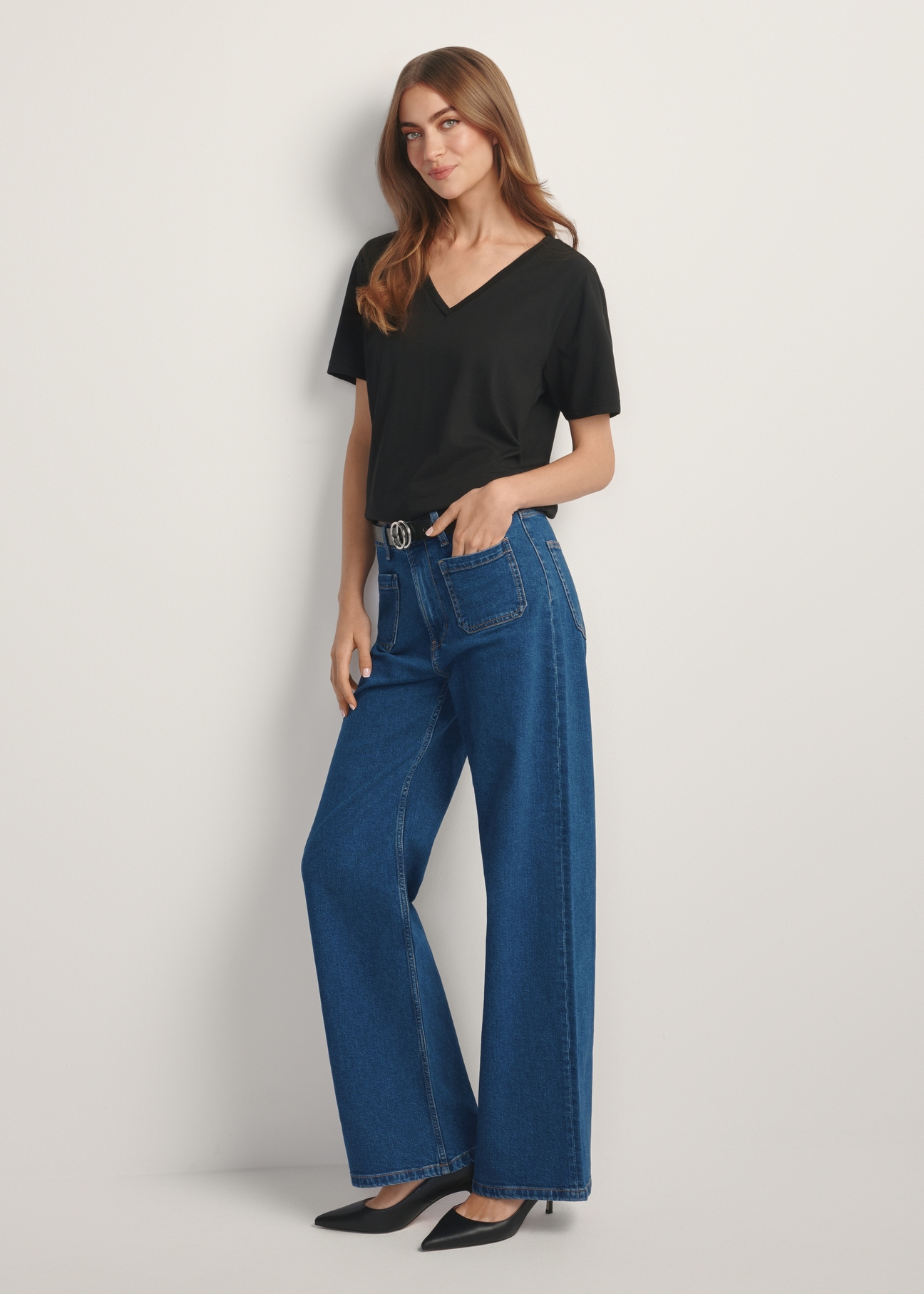 Čierne dámske tričko TSHDT-0120-99(W25), pohľad na produkt spredu na modelke, viditeľná celá silueta.