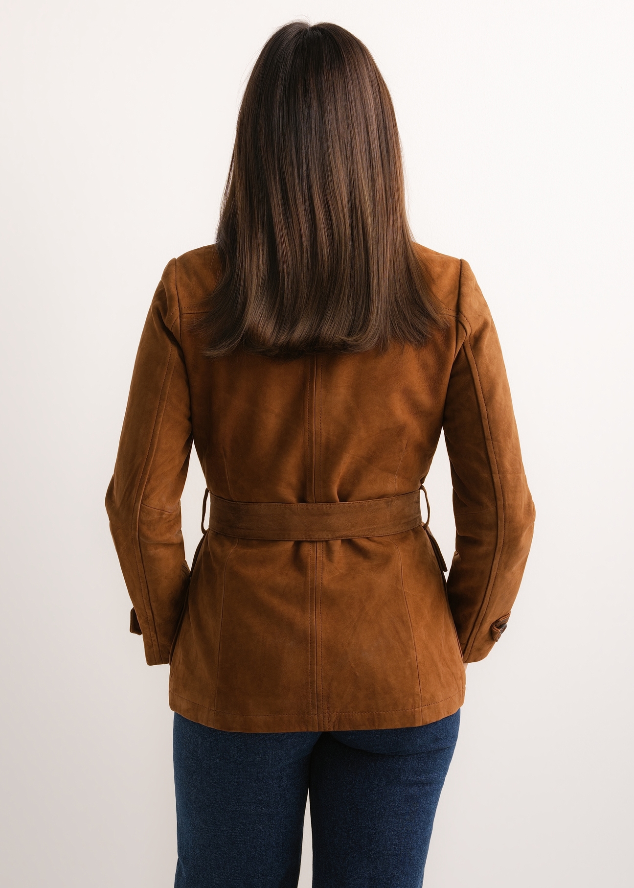 Dámska kožená bunda v koňakovej farbe KURDS-0625-1F(Z26), pohľad na produkt zozadu na modelke. Viditeľná polovica siluety.