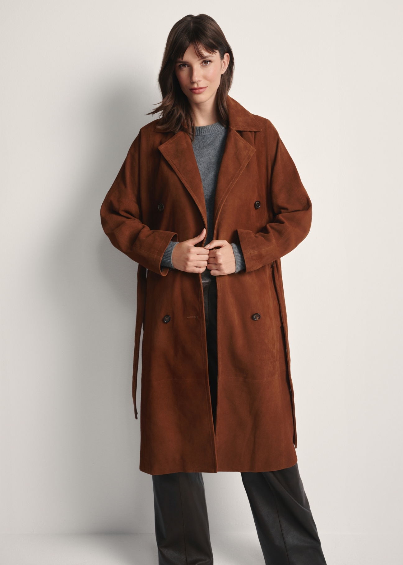 Dámsky hnedý semišový kabát oversized KURDS-0551-0775(Z25), pohľad spredu na produkt na modelke. Viditeľná polovica siluety.