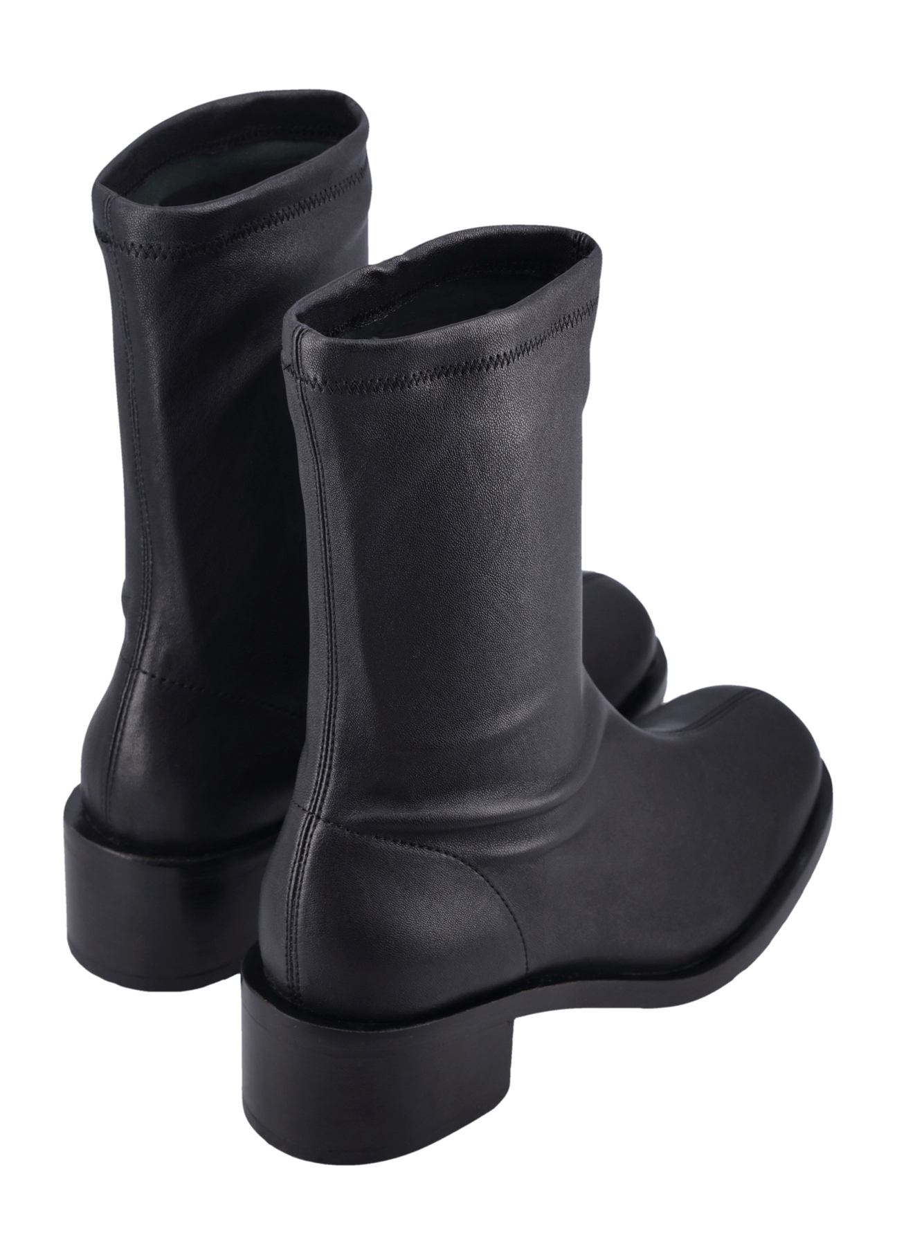 Čierne kožené dámske členkové čižmy BUTYD-1360-99(Z26), pohľad na produkt zozadu na bielom podklade.