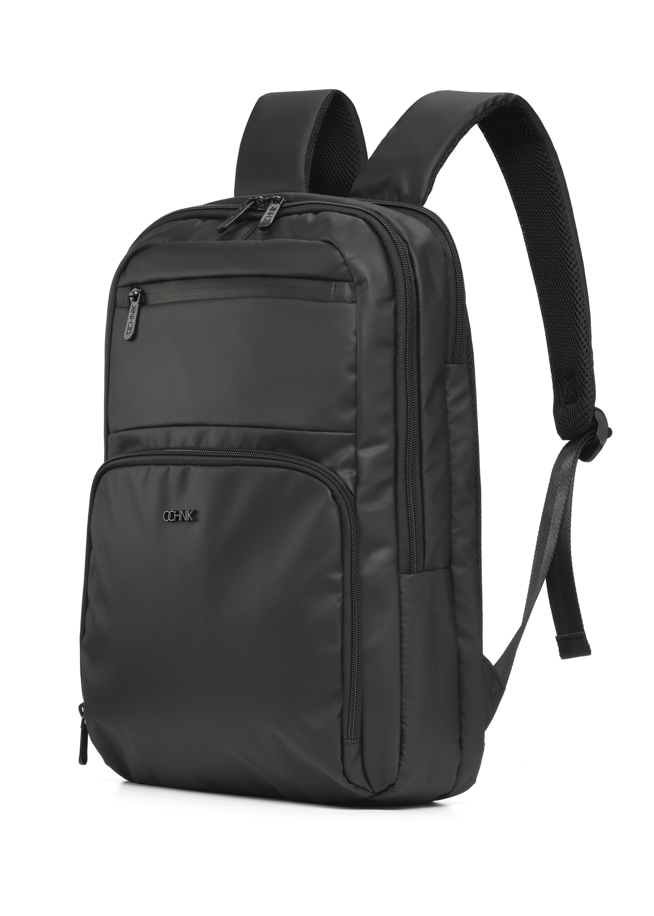 Čierny pánsky batoh TORMN-0410-99(W26) - pohľad na produkt mierne diagonálny, na bielom podklade.