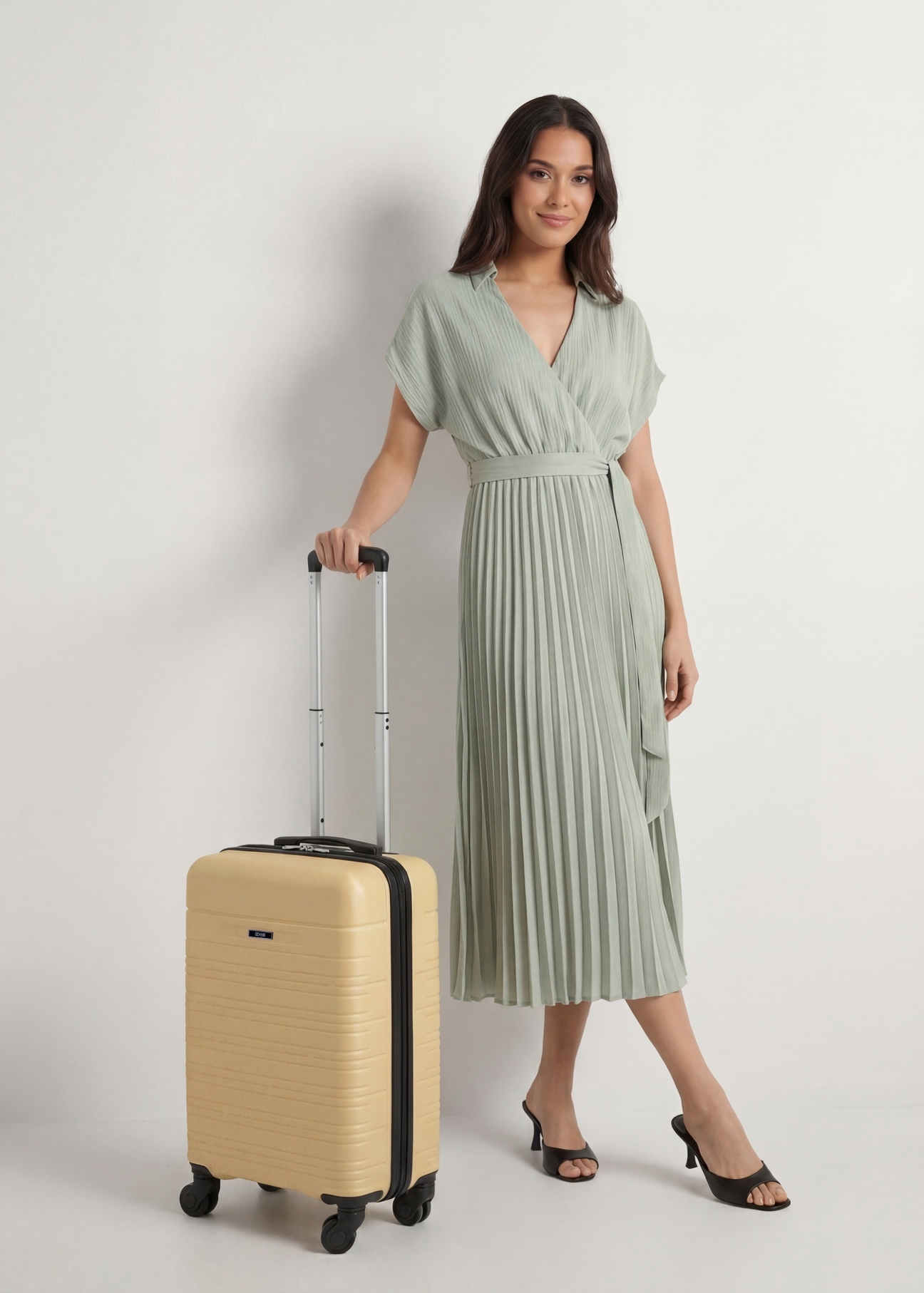 Malý kufor na kolieskach WALAB-0083-2B-19(W26), diagonálny pohľad na produkt vedľa siluety modelky.