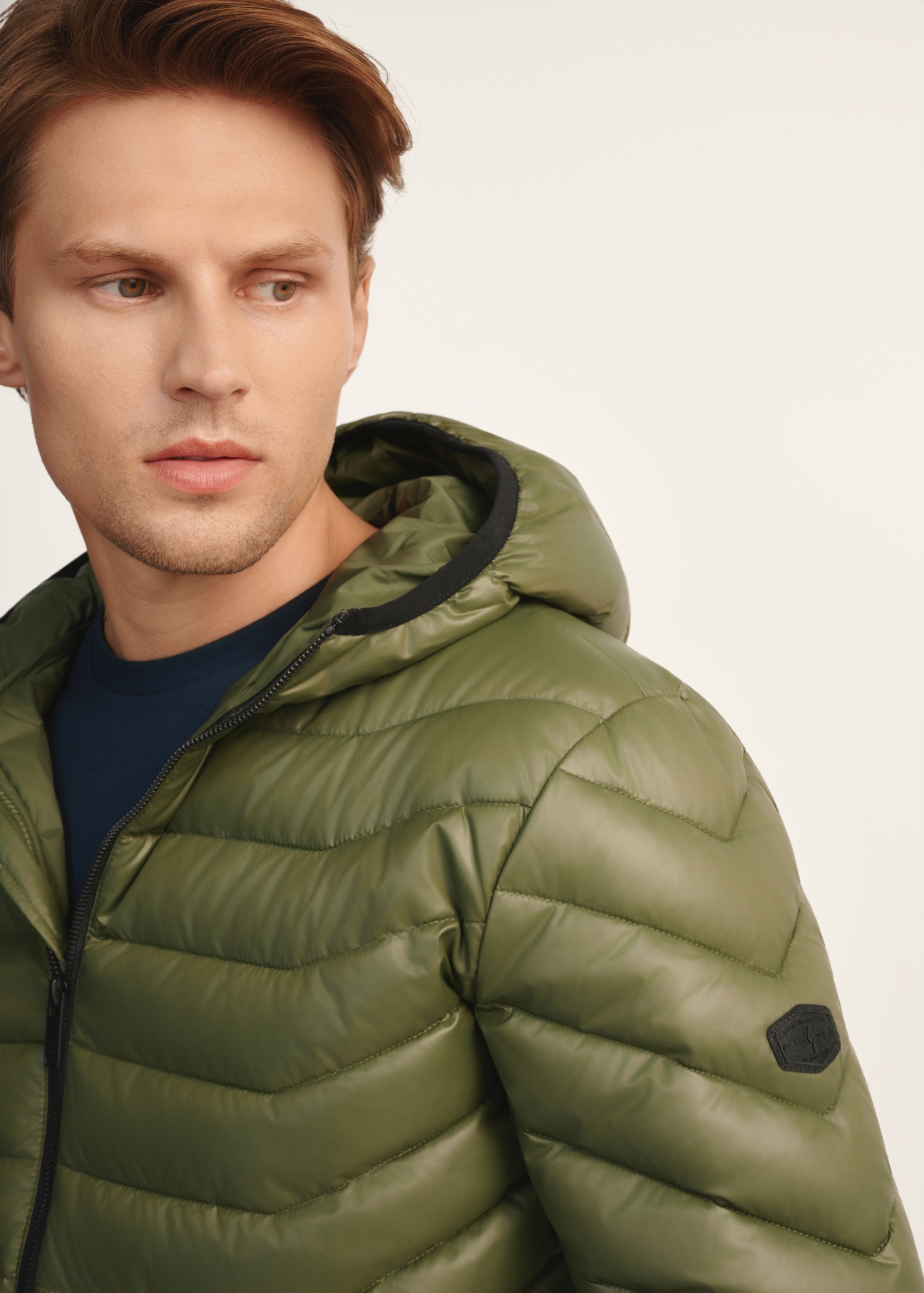 Pánska olivovozelená bunda KURMT-0380-57(Z25), detailný záber produktu na modeli.
